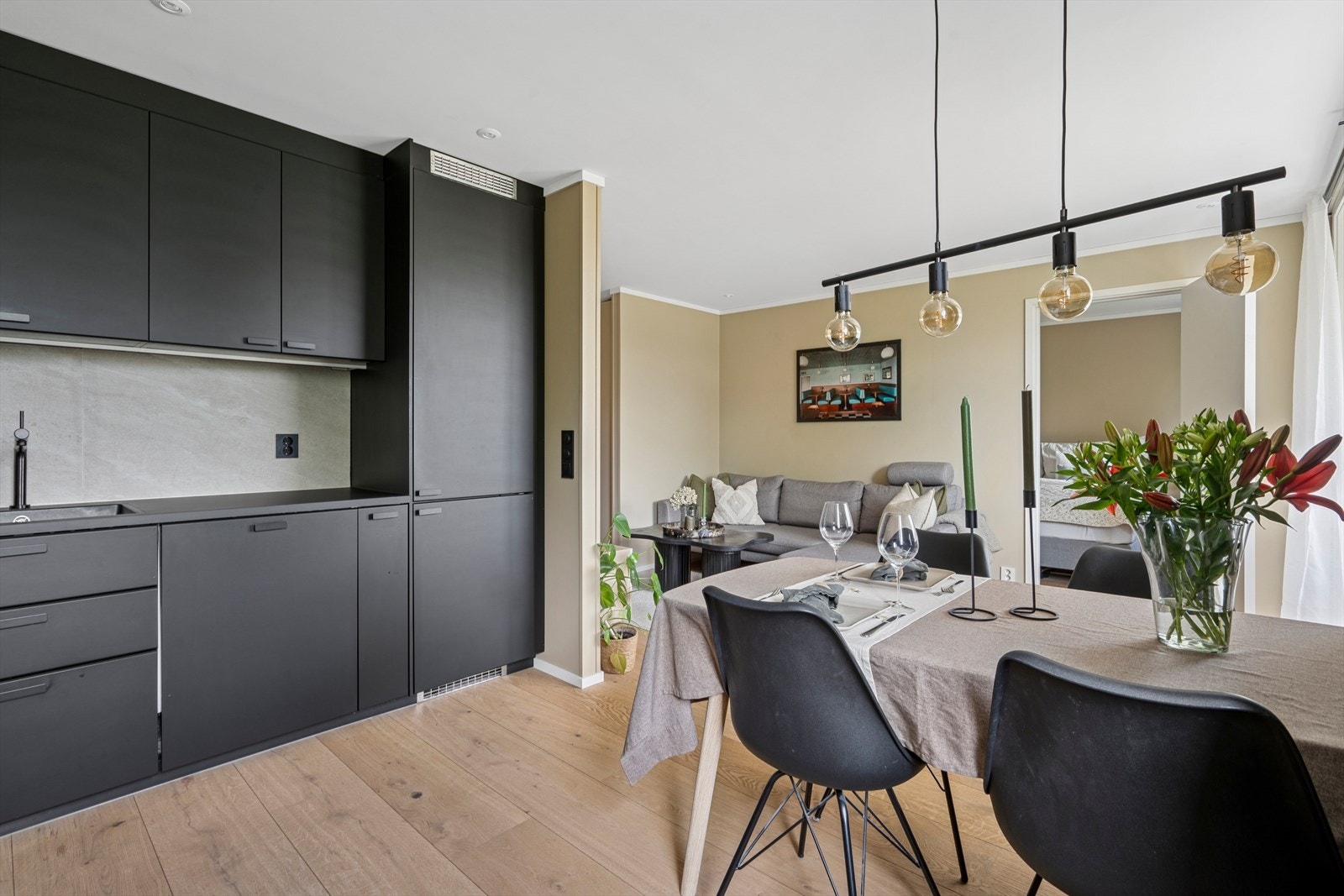 Stuen og kjøkkenet er hjertet av boligen med plass til å samle venner og familie Galleribilde