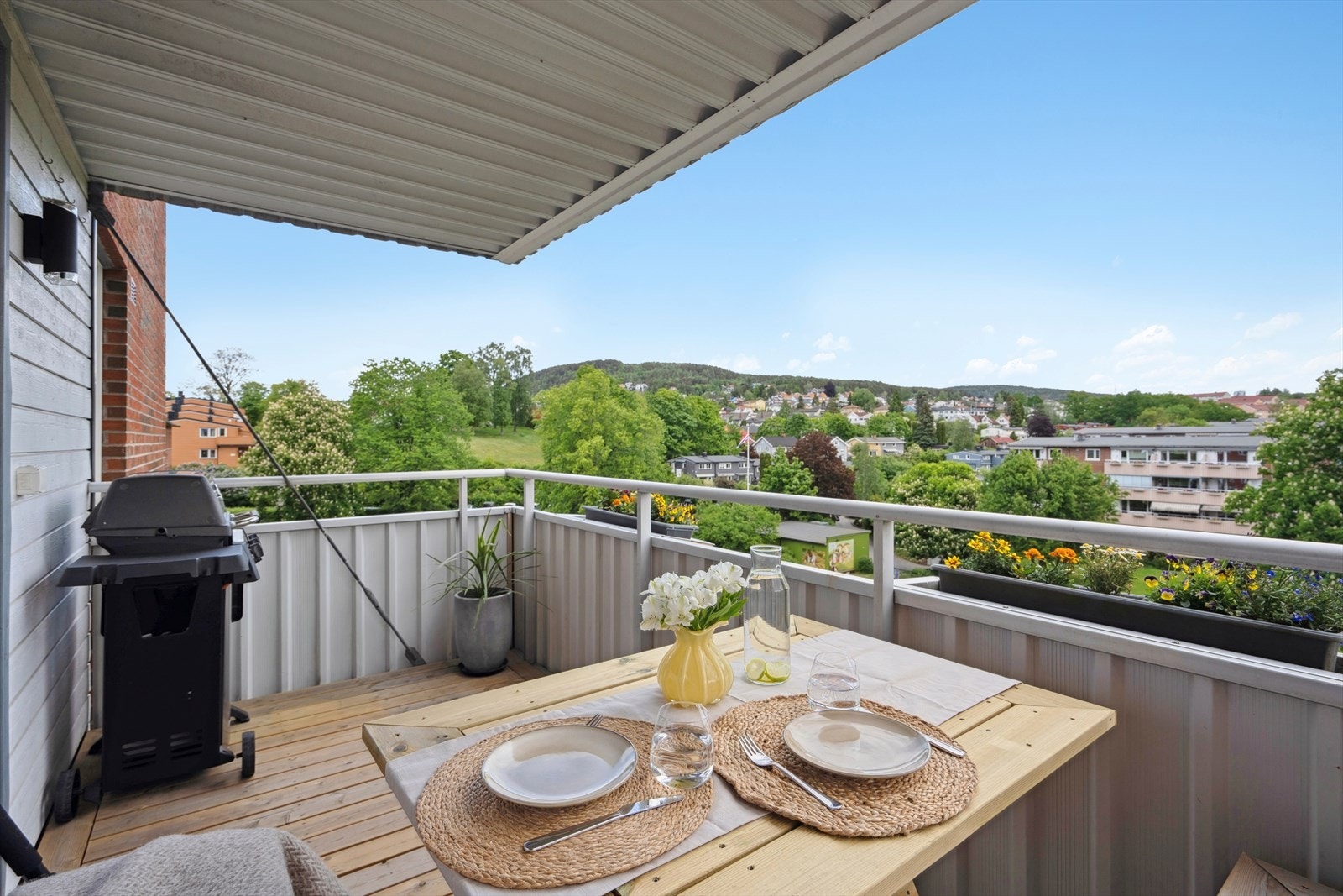 Selv med stor sittegruppe har du plass til både grill og beplantning Galleribilde