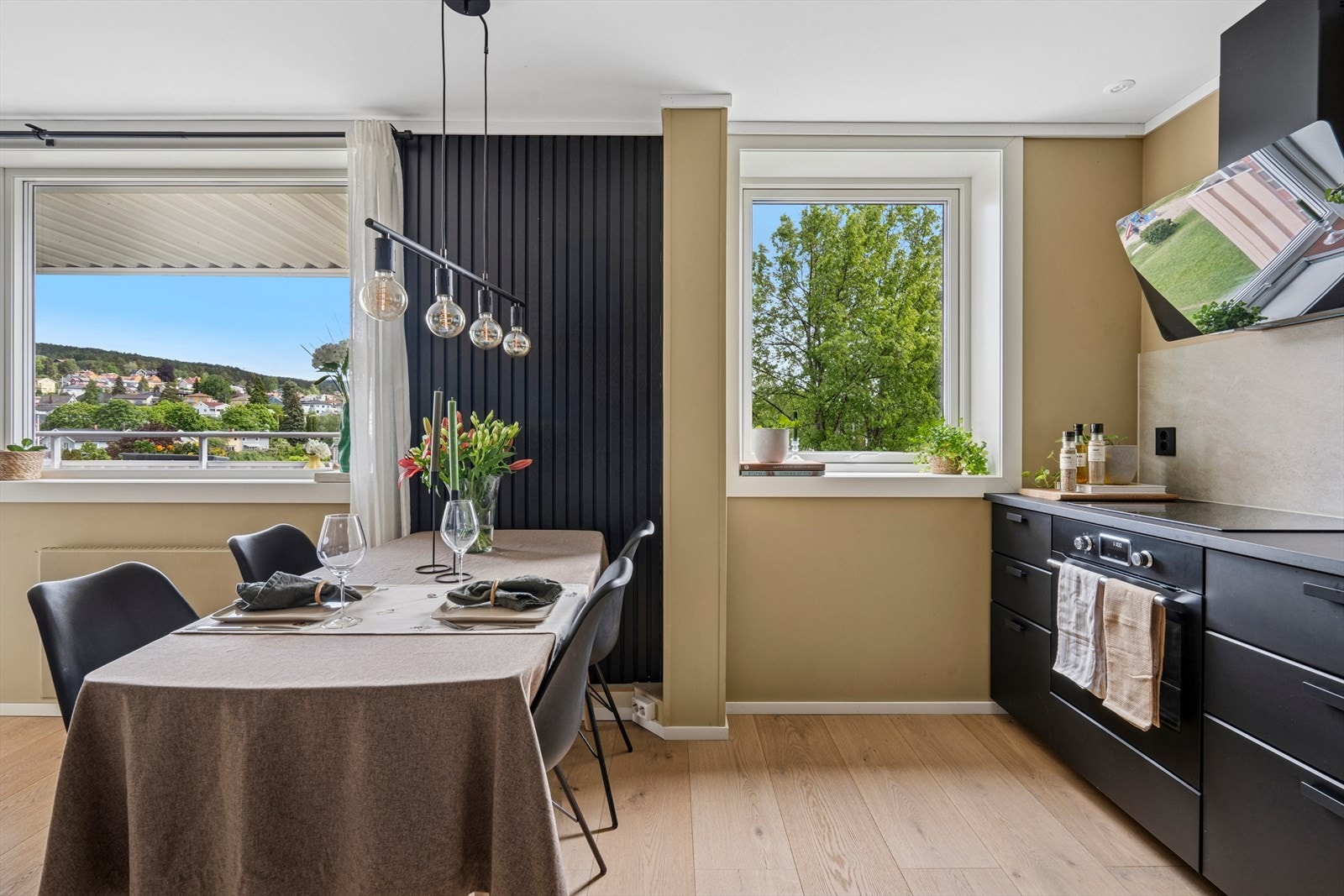 Vinduene ble byttet i regi av borettslaget i 2023 og oppvarmingen er inkludert i felleskostnadene Galleribilde