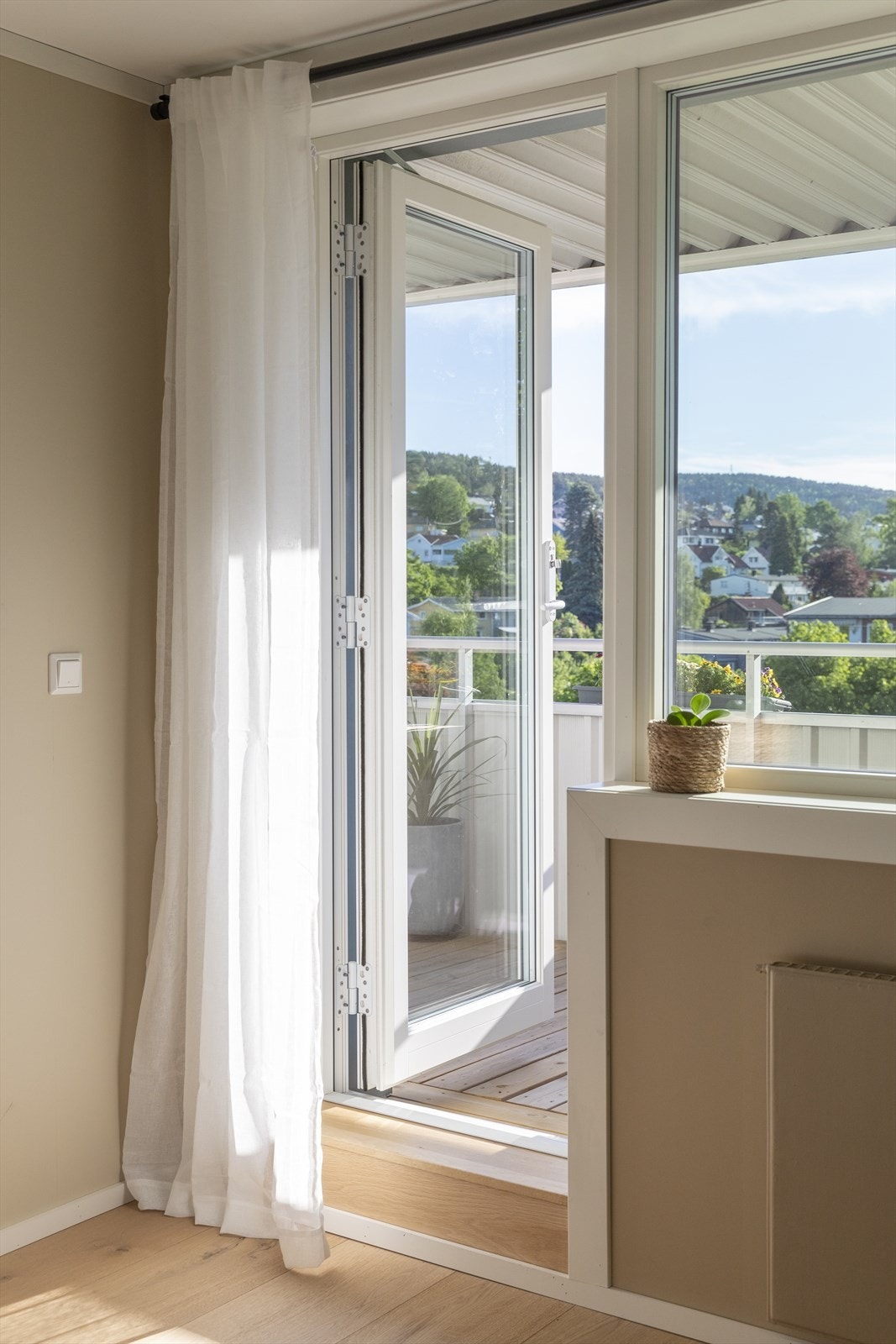 Fra stuen er det utgang til balkong Galleribilde