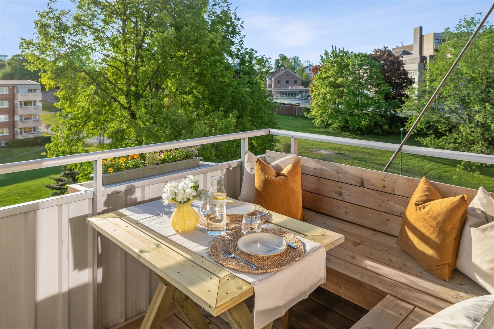 Balkongen er overbygget, har belysning og stikkontaktuttak Galleribilde