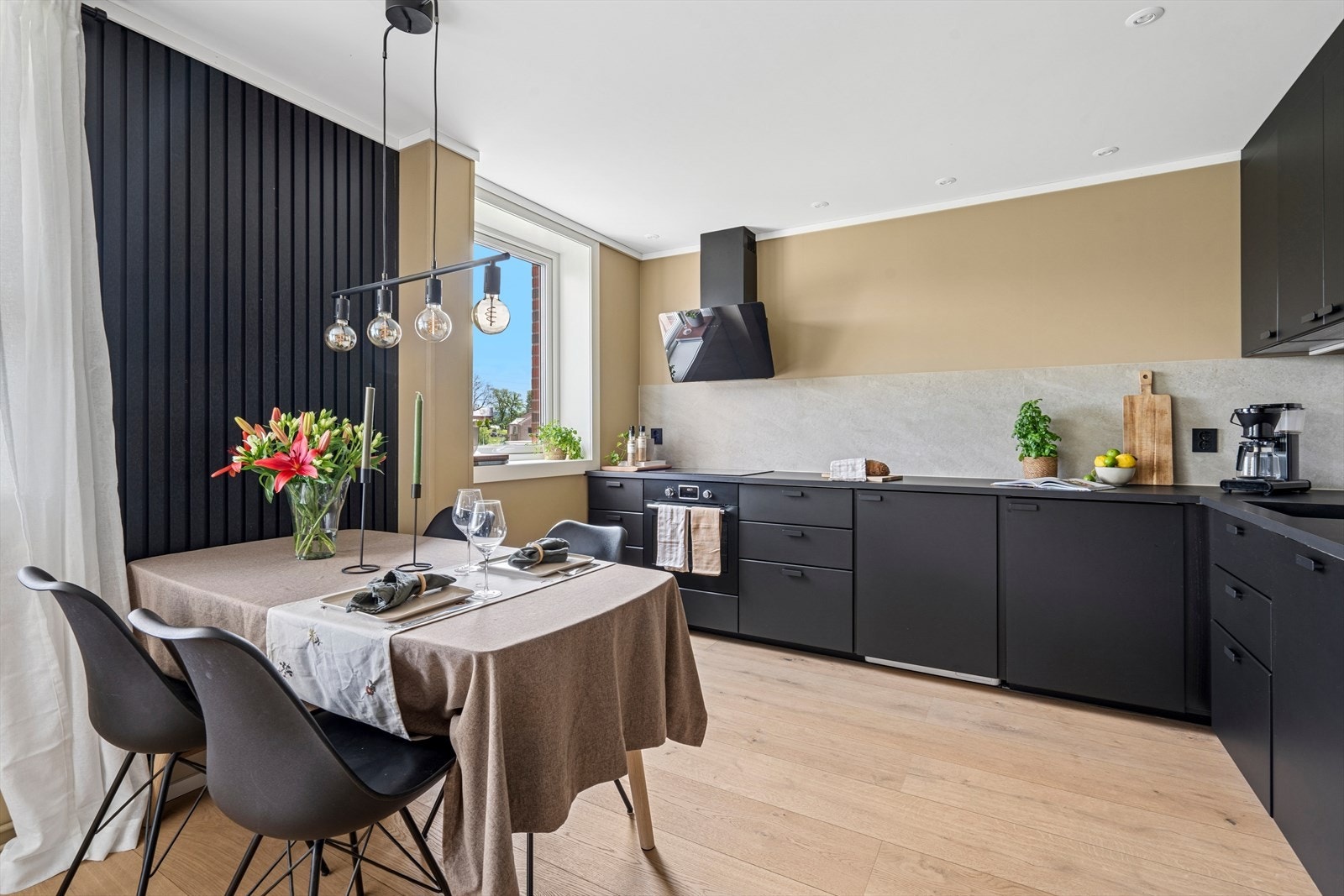 En bolig som må sees med fine materialvalg og tilbaketrukket beliggenhet Galleribilde