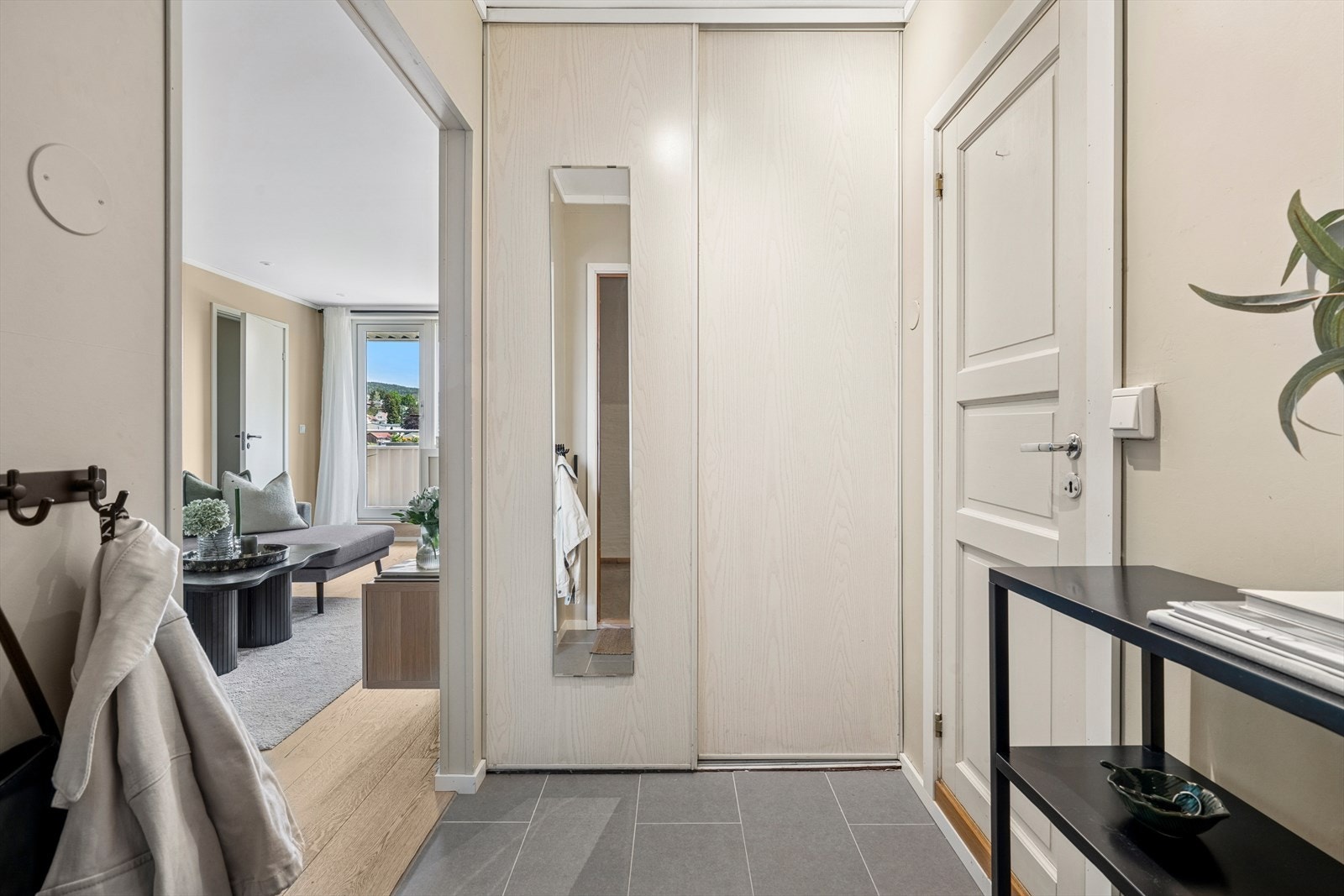 Fra gangen med skyvedørsgarderobe kommer du inn på baderommet Galleribilde