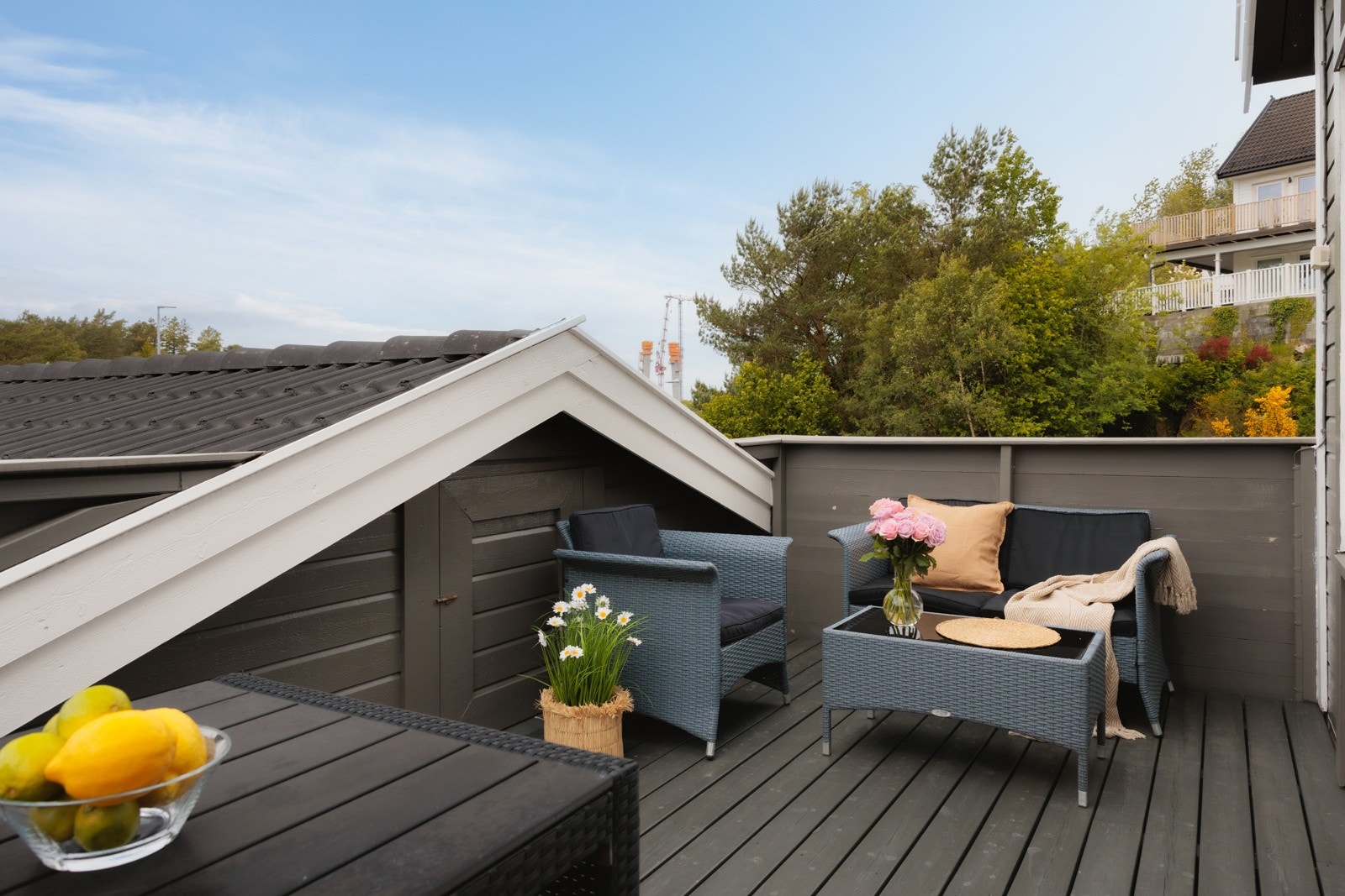 Fra stuen er det utgang til en romslig balkong, perfekt for grilling på solværsdager. Galleribilde