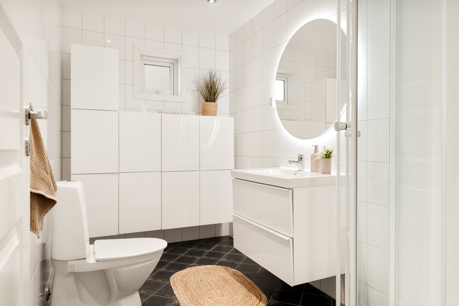 Badet er helfliset og innredet med delikat baderomsinnredning. Galleribilde