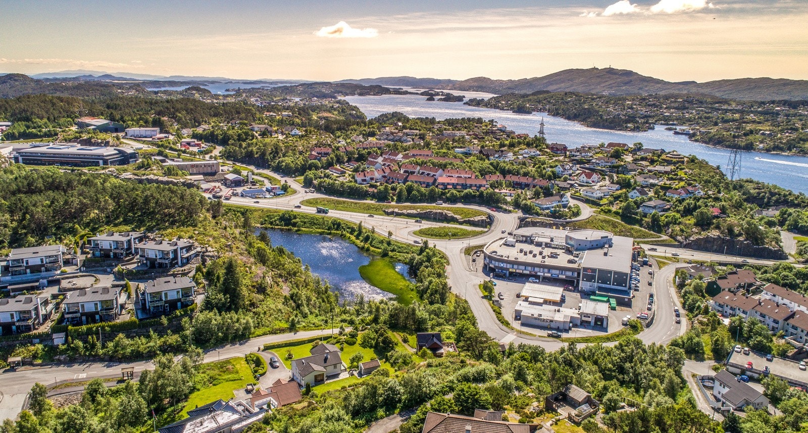Boligen har en supersentral beliggenhet med kort vei til Drotningsvik senter med de fleste servicetilbud. Galleribilde