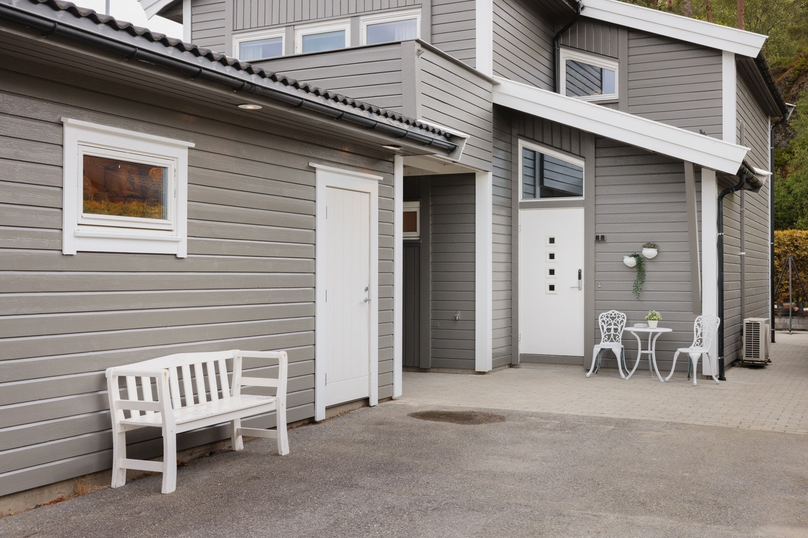 Svært innbydende inngangsparti og god plass til flere biler i oppkjørselen. Galleribilde