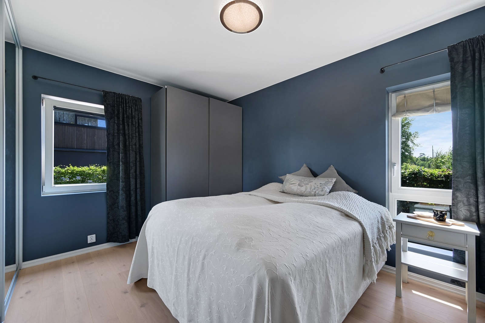 På hovedsoverommet er det stor skyvedørsgarderobe Galleribilde