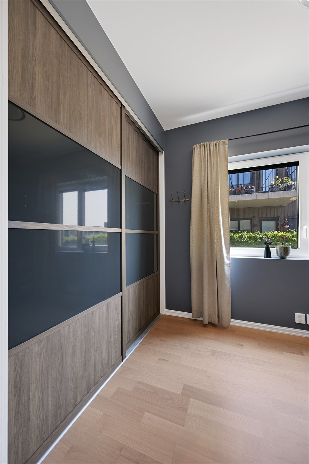 På dette soverommet er det også stor skyvedørsgarderobe Galleribilde