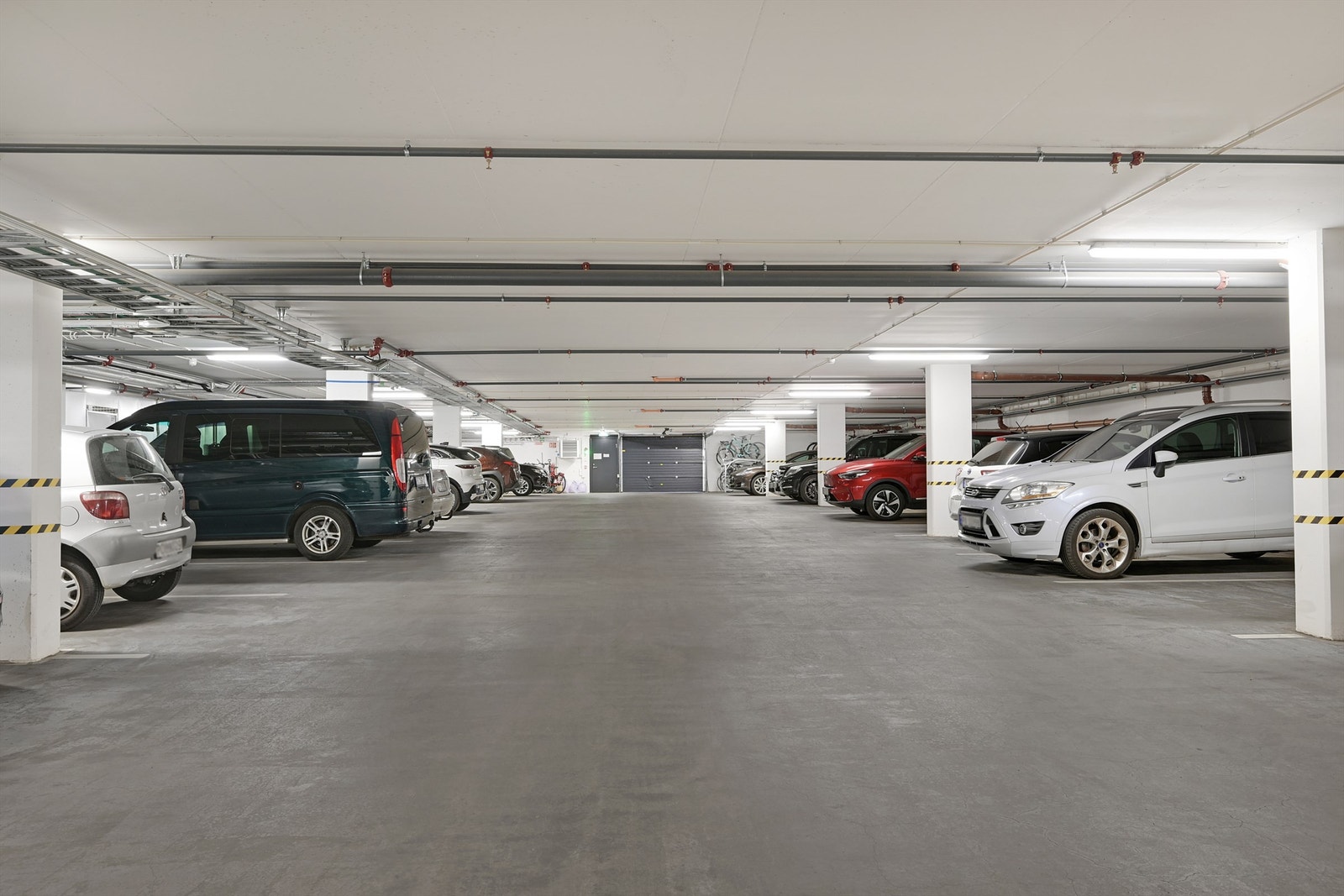 Leiligheten har garasjeplass i garasjeanlegget - plassnummer 28 - her er det også el-bil lader Galleribilde