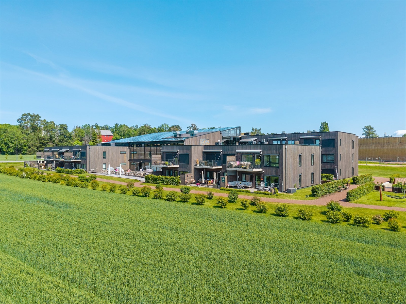 Leiligheten ligger i vakre Signaturhagen. Signaturhagen ligger i Borgheim Hageby og er en oase av grønt og ro, og et sameiet som har et moderne design og uttrykk Galleribilde