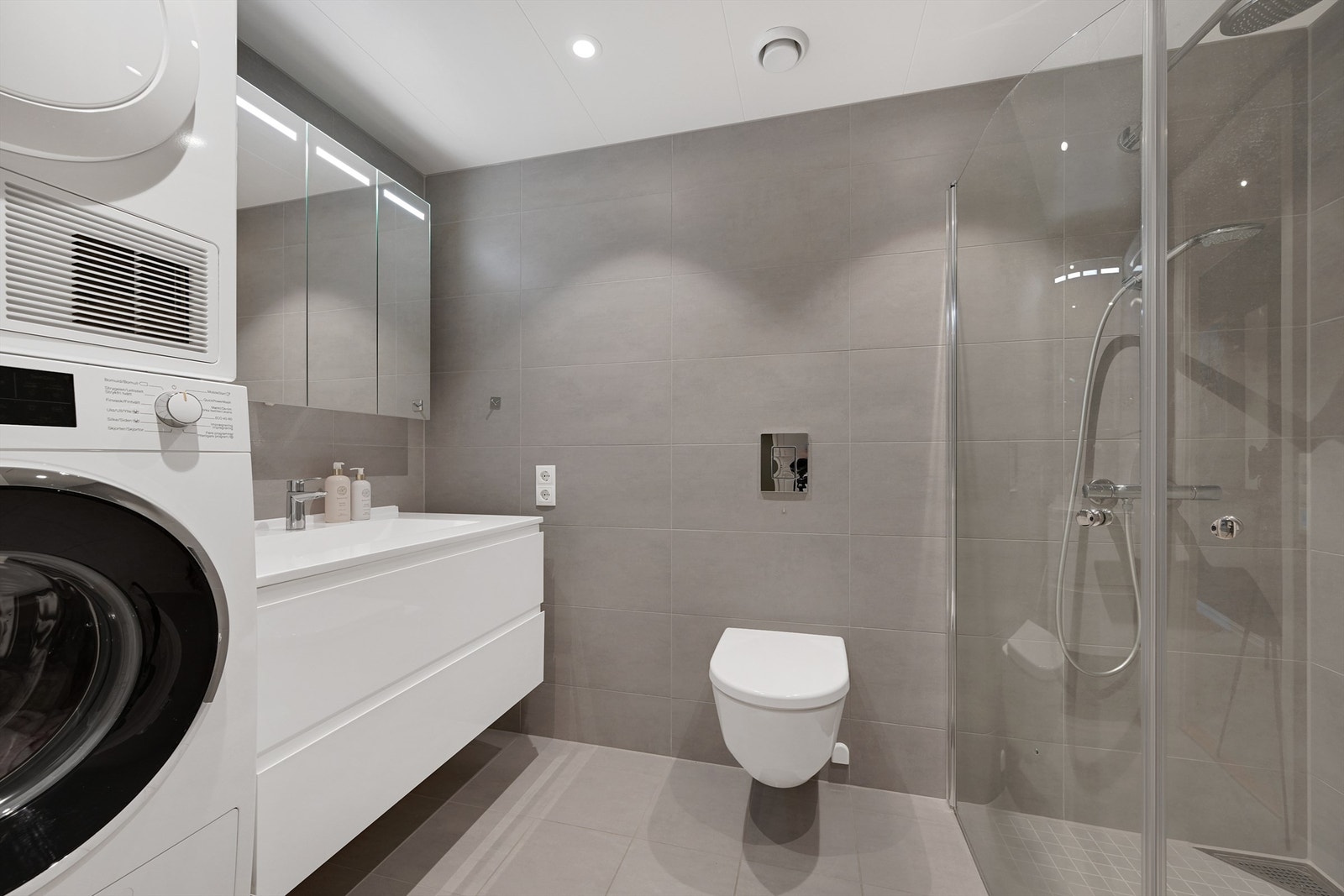Leiligheten har 2 bad, det ene badet har også opplegg for vaskemaskin Galleribilde