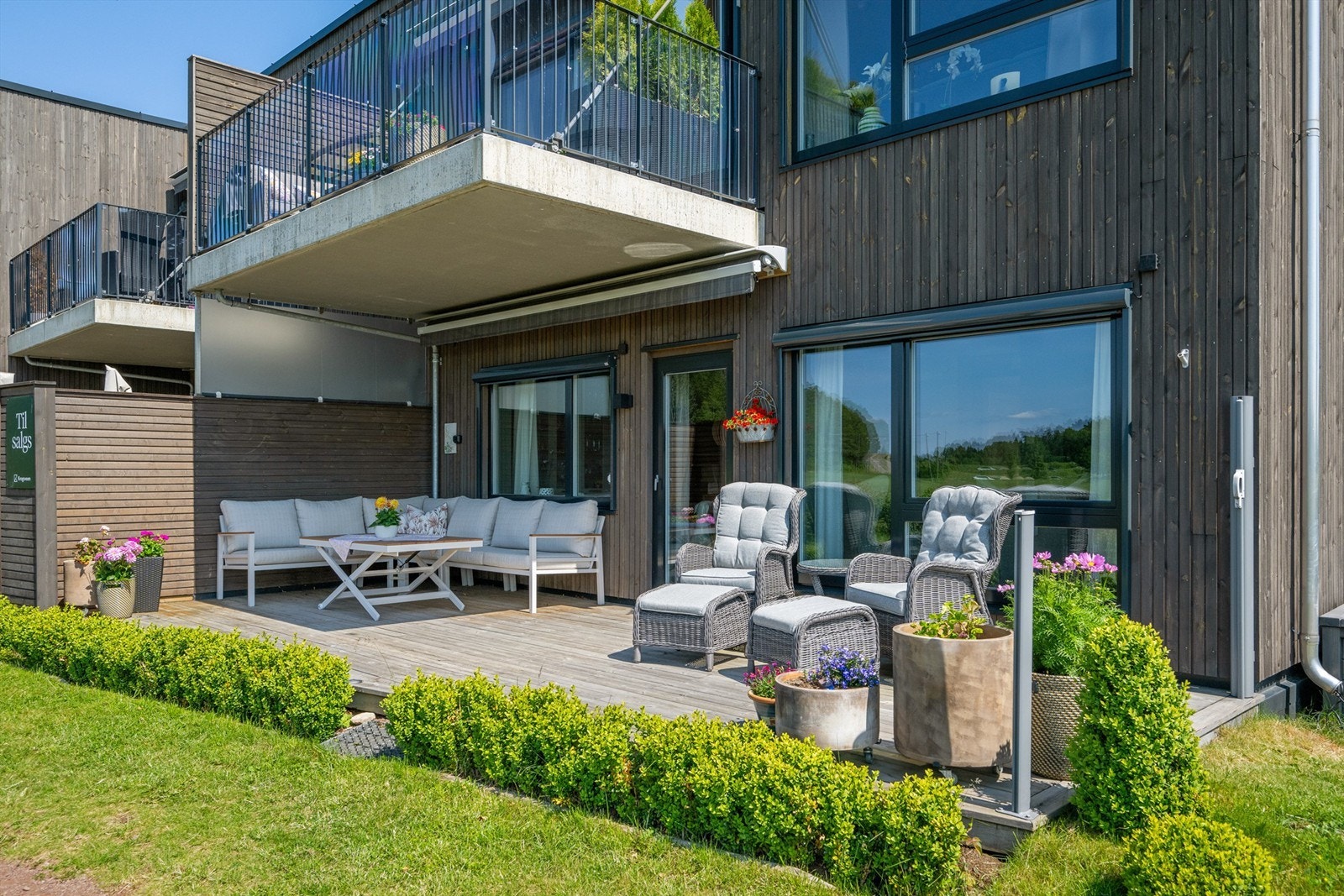 Herlig terrasseplatting på enden i hele Signaturhagen - her sitter du i le og usjenerte omgivelser Galleribilde