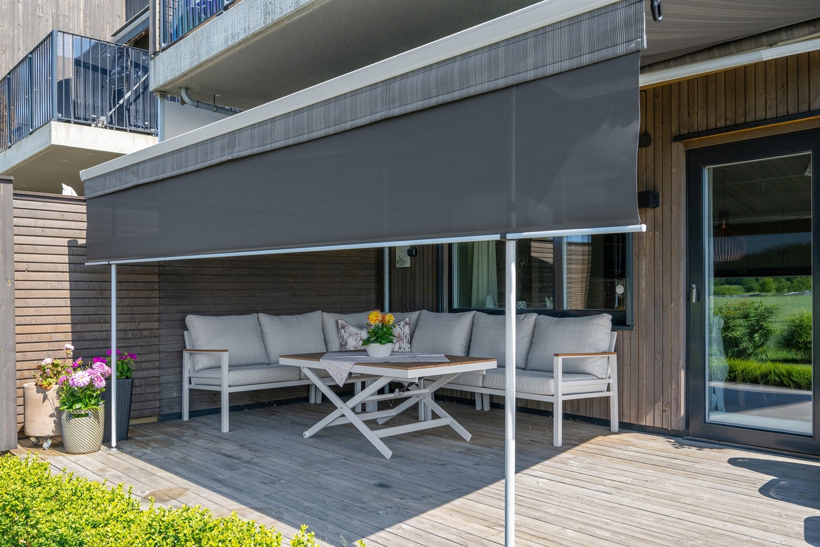 Usjenert og solfylt terrasse med markise og flott utsyn mot grøntområde Galleribilde