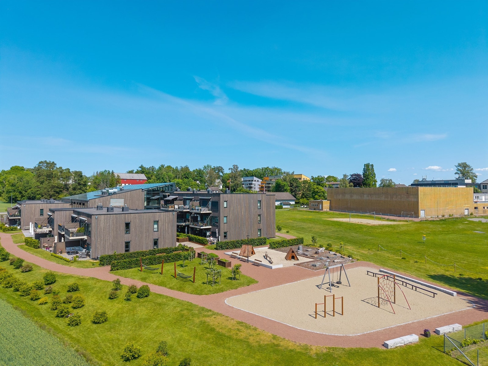 Utomhusområdene er opparbeidet som et frodig, grønt og tiltalende boligområde hvor det sosiale og aktive liv kan nytes. Her er det koselig lounge og selskapslokale, gjesteleilighet, treningsrom og et innendørs motsrømsbasseng Galleribilde