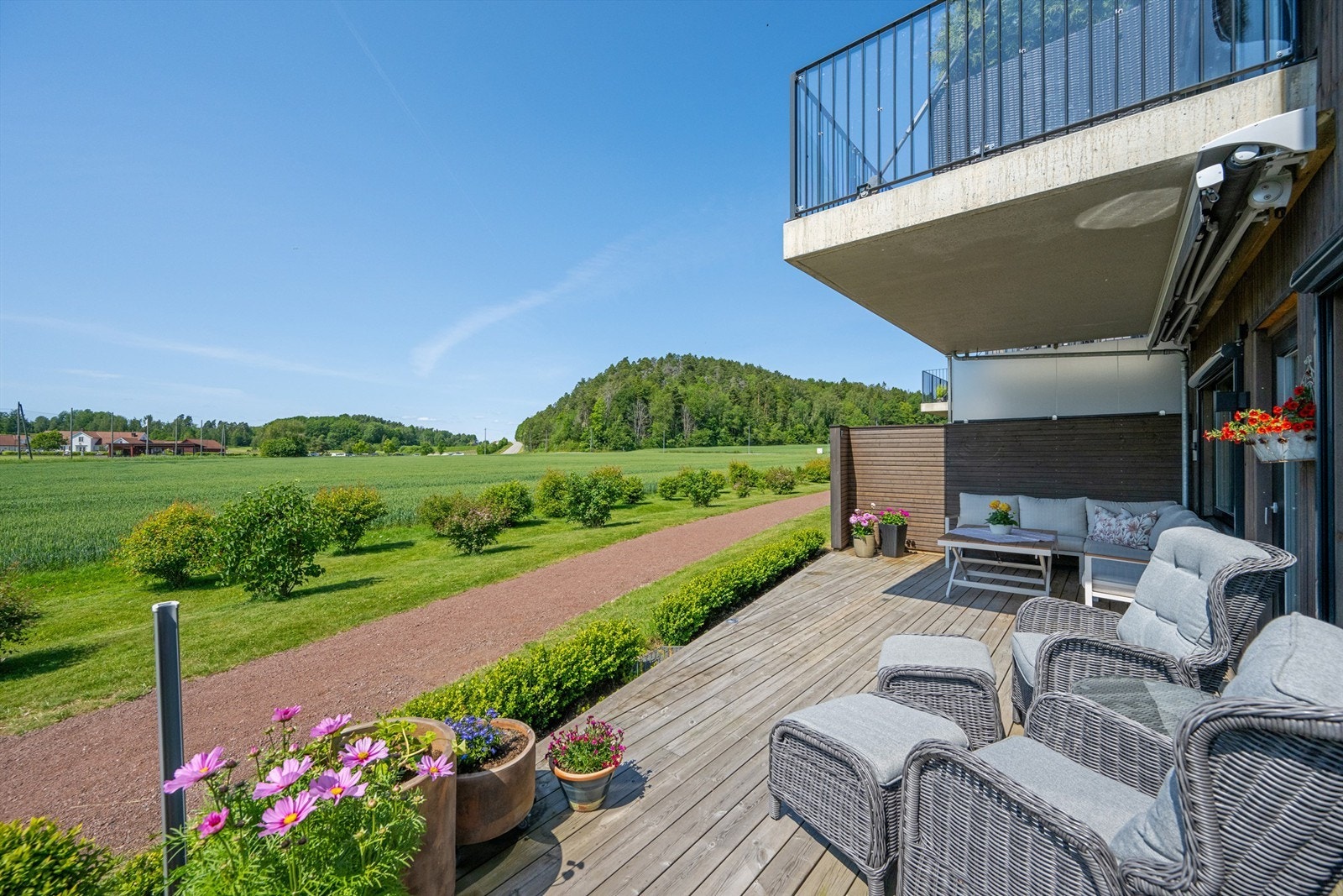 Fra terrassen din har du flott utsyn over vakre grøntområder og mot golfbanen Galleribilde