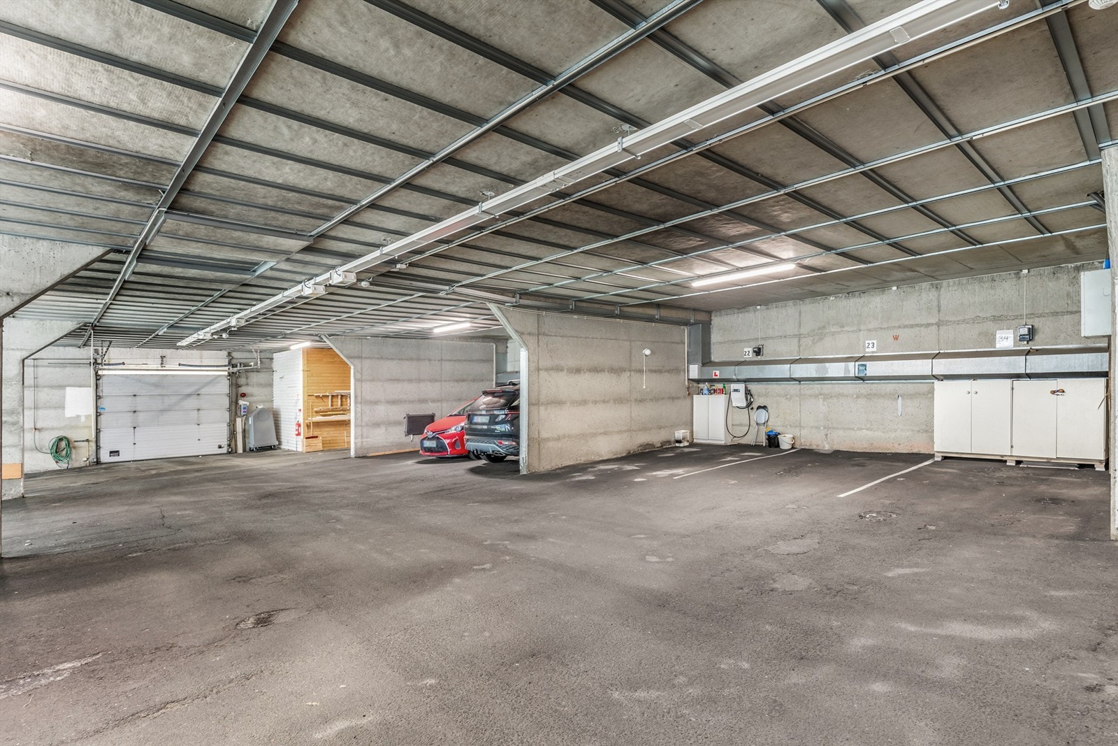 Leiligheten disponerer en garasjeplass (Nr. 23) i felles garasjeanlegg med heisadkomst. Det er også gjesteparkeringsplass utendørs i borettslaget. Galleribilde
