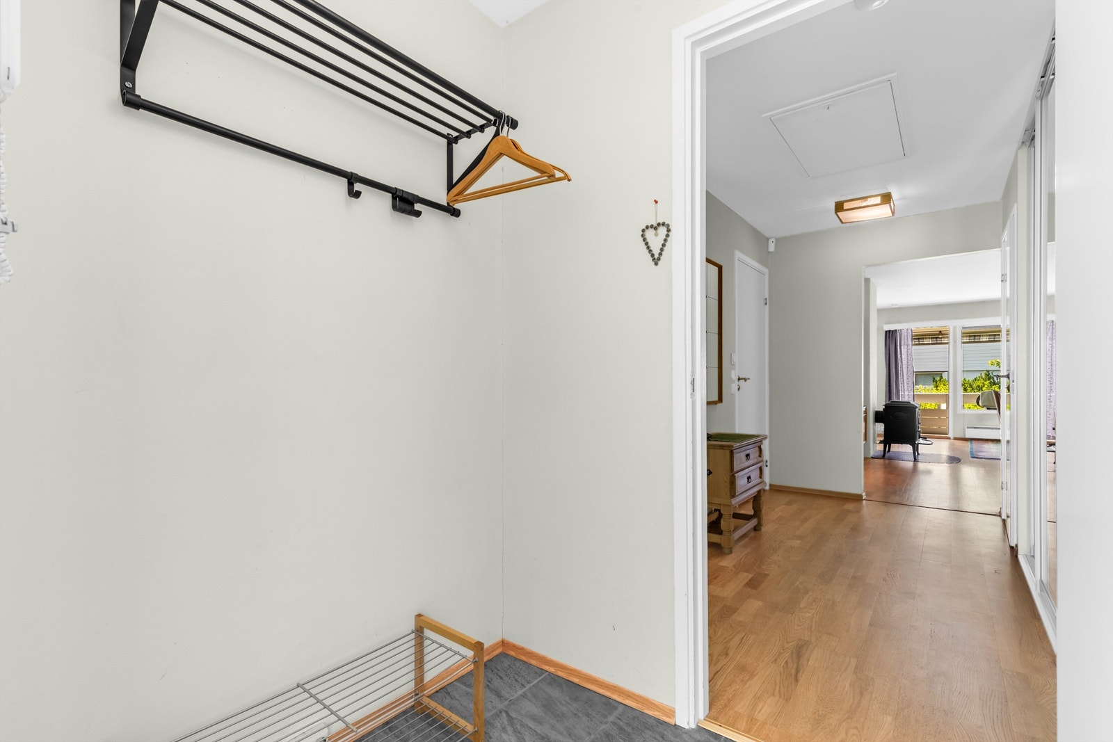 Entré med plass til sko-og jakkeoppheng. Loftsluke i mellomgang Galleribilde