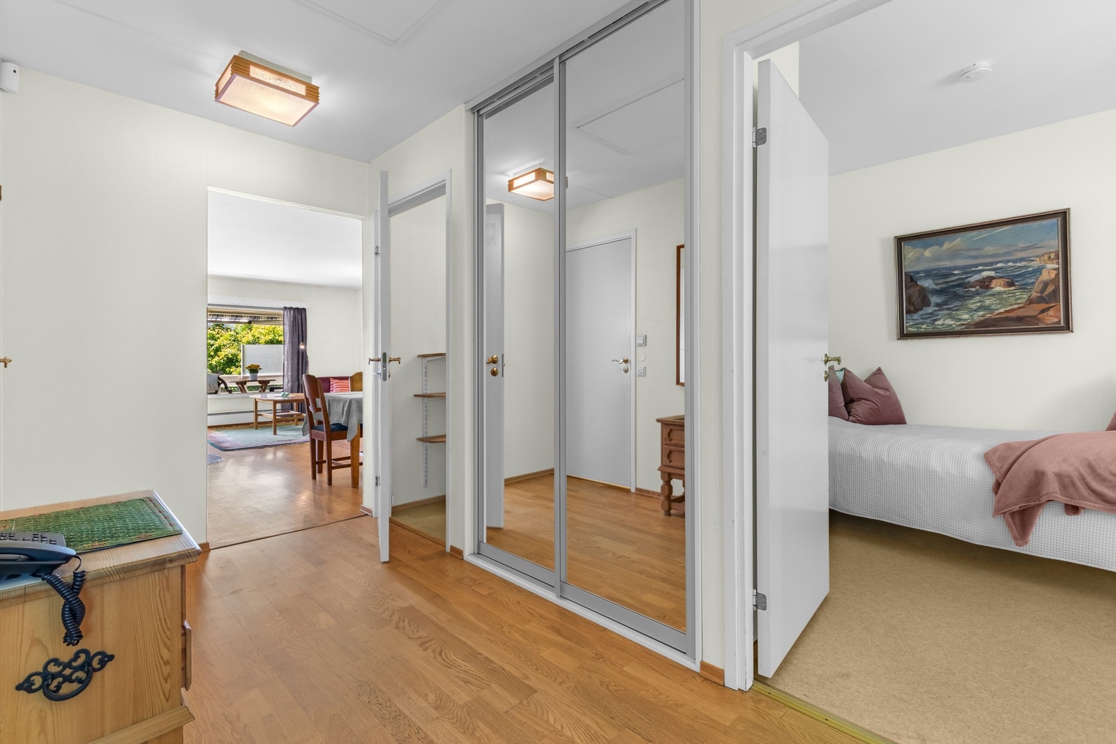 Mellomgang med speilskyvedørsgarderobe Galleribilde