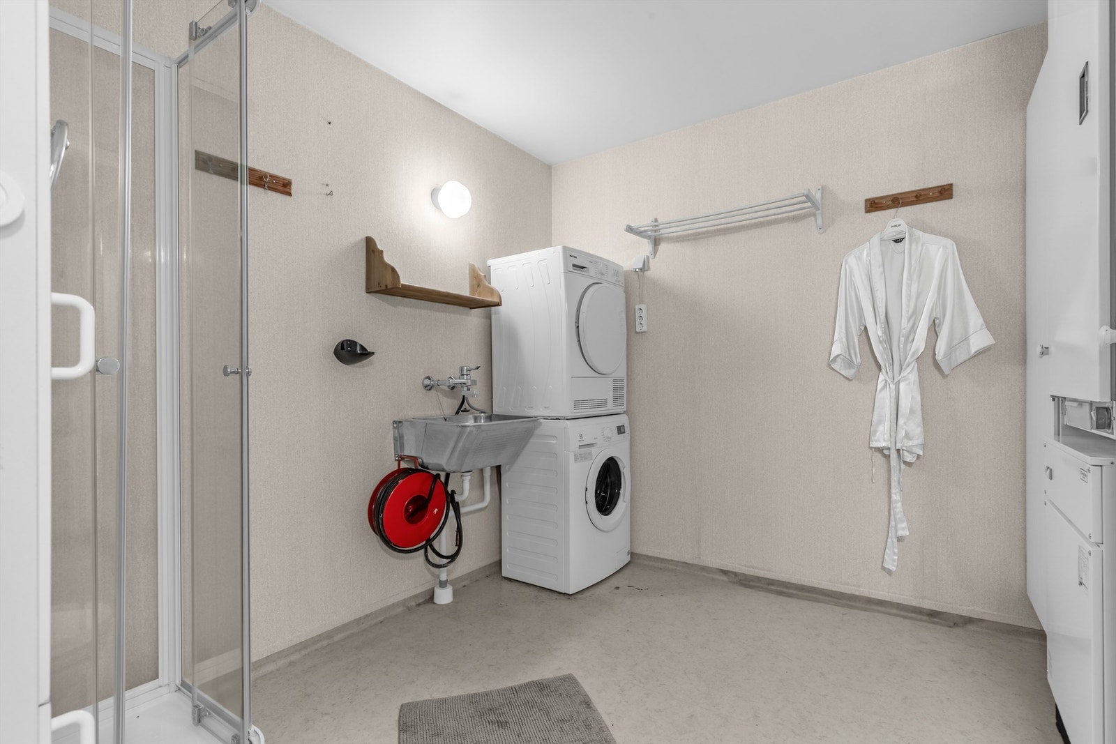 Badet har fått TG3 etter generell vurdering - rommet er bygget etter forskriftskrav før 1997 og gis dermed automatisk tilstandsgrad 3 basert på alder og forventet levetid. Rommet må påregnes renovert. Galleribilde