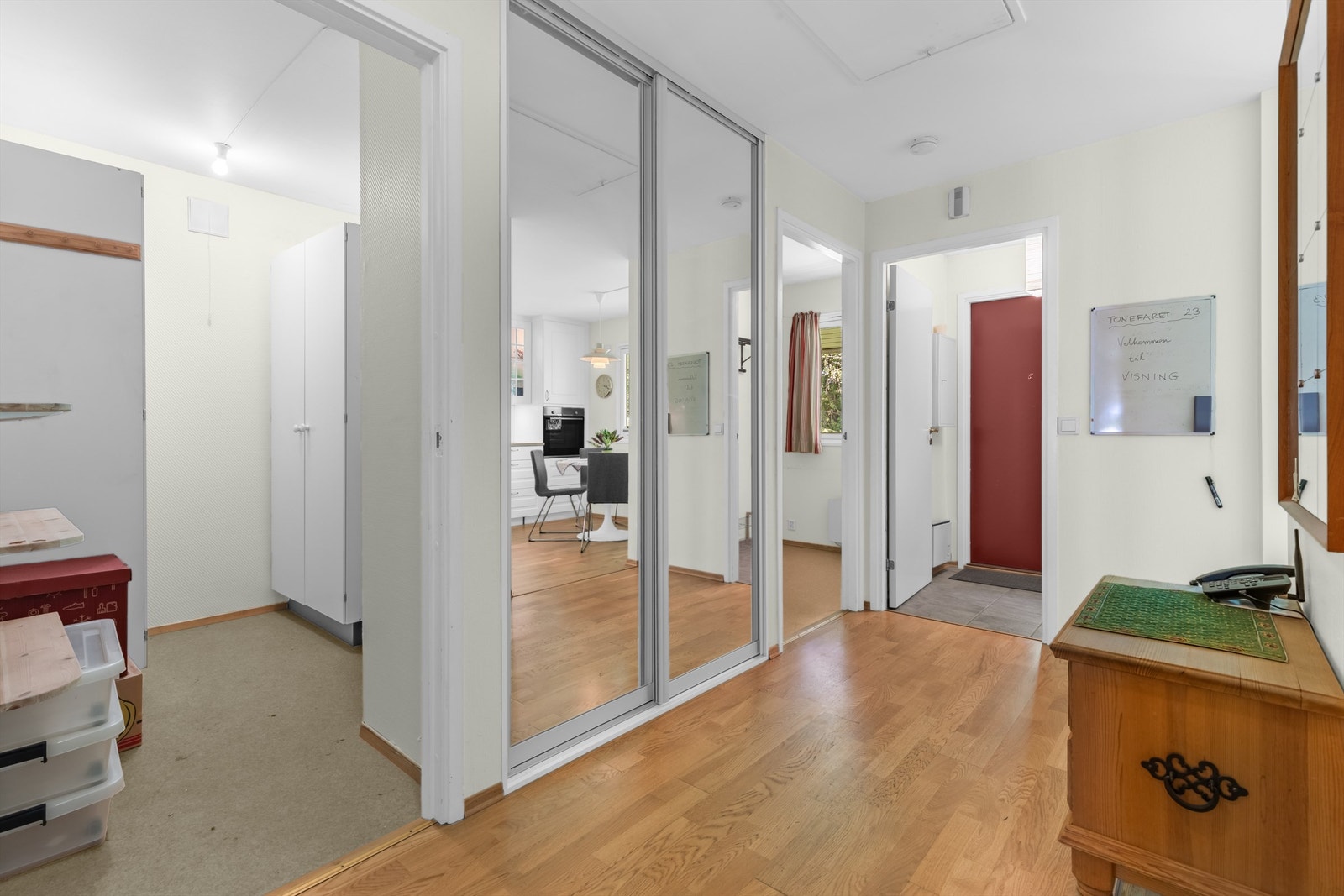 Inngang til innvendig bod fra mellomgangen Galleribilde