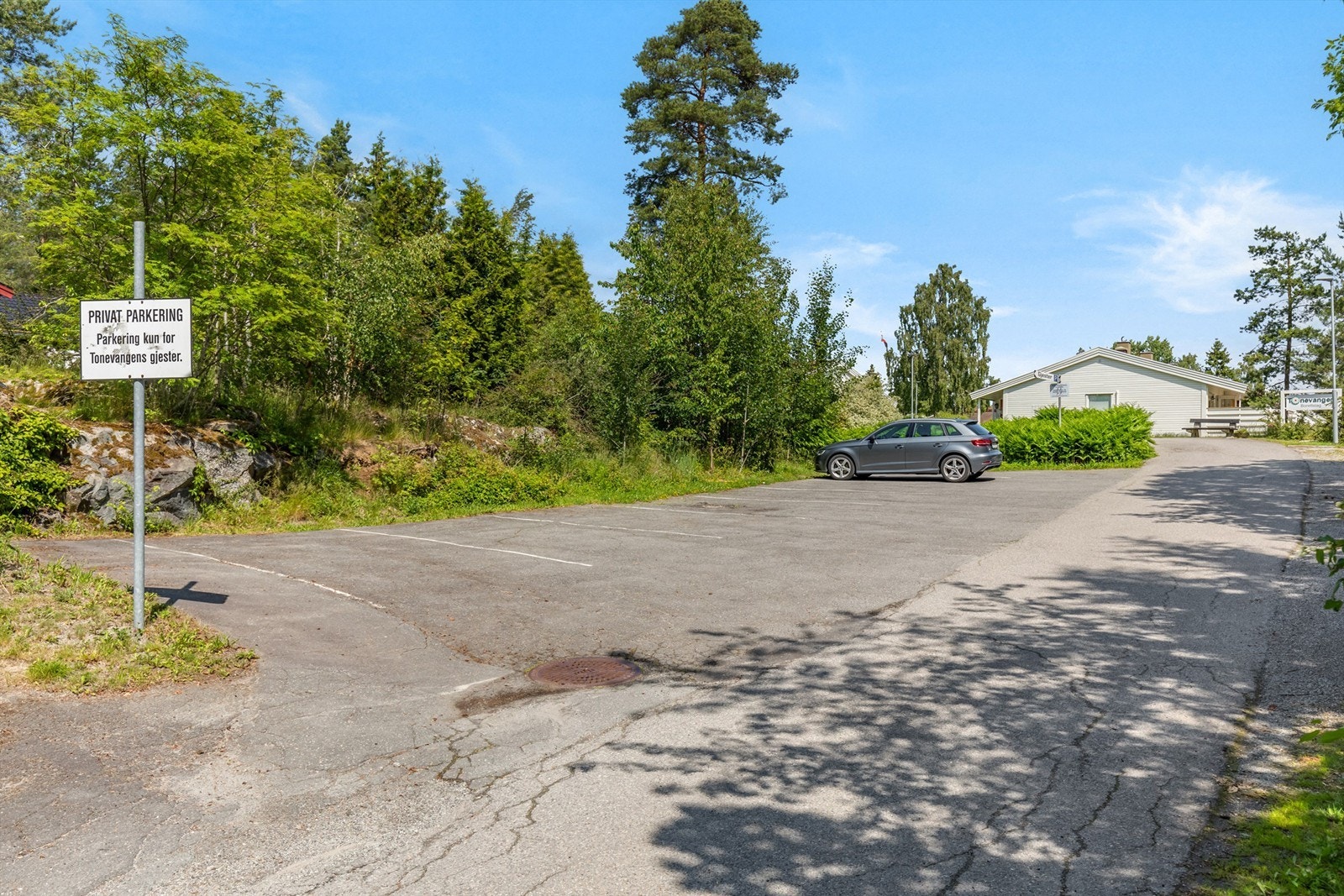 Utendørs gjesteparkering i Tonevangen Galleribilde