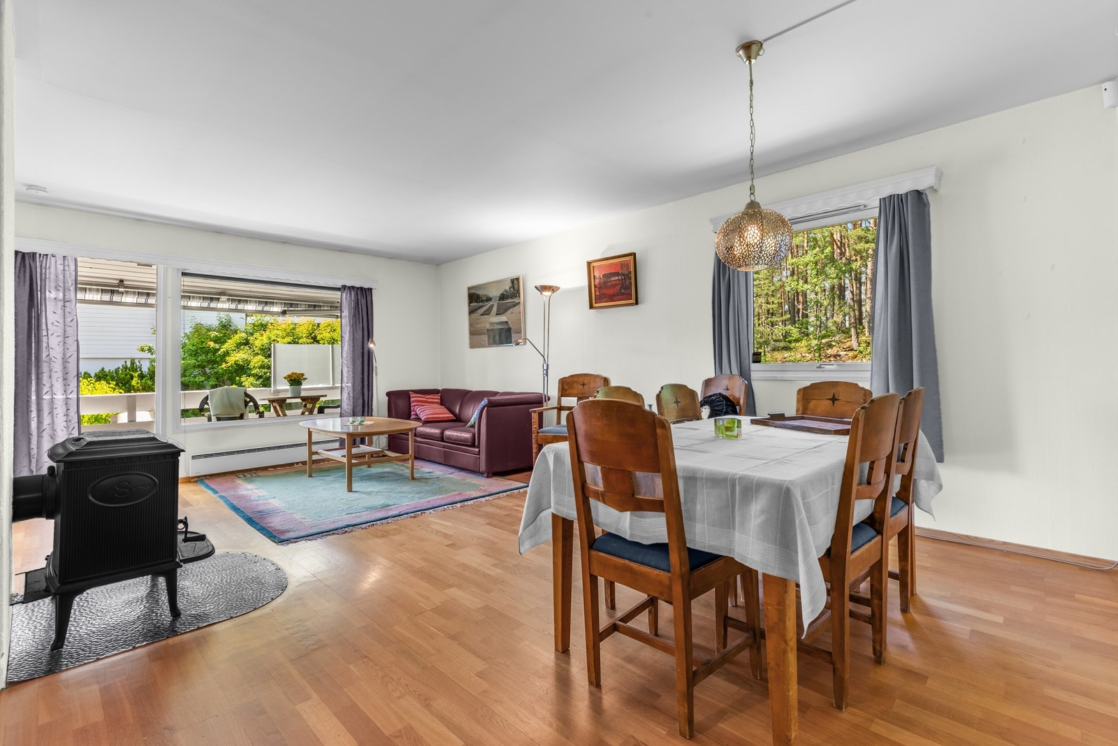 Stue med store vinduer og fin plass til sofagruppe og spisebord Galleribilde