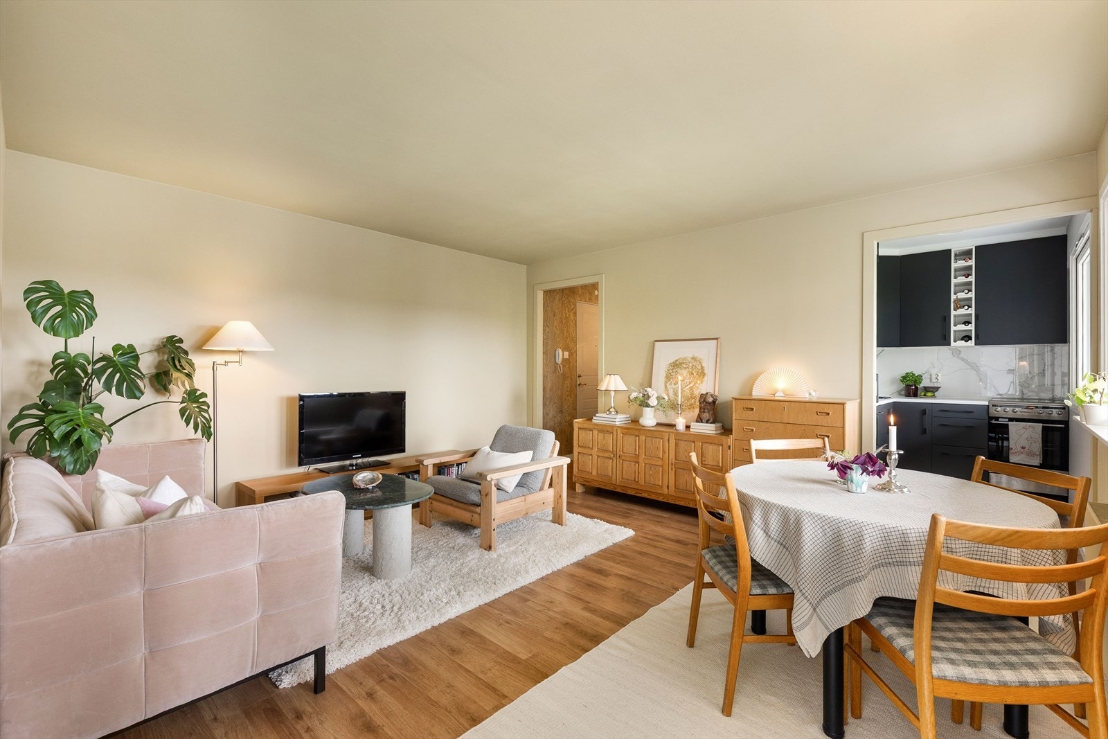 I stuen er det plass til både spisebord og sofagruppe. Galleribilde