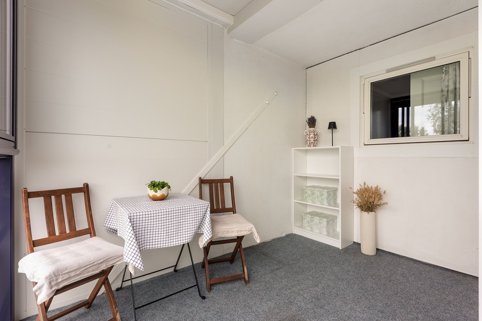 Balkongen kan benyttes som et ekstra rom gjennom store deler av året. Galleribilde