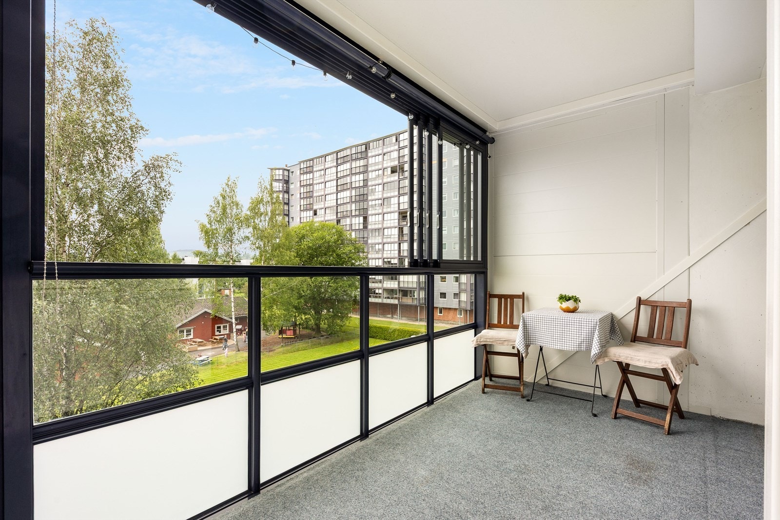 På balkongen er det gode solforhold. Galleribilde