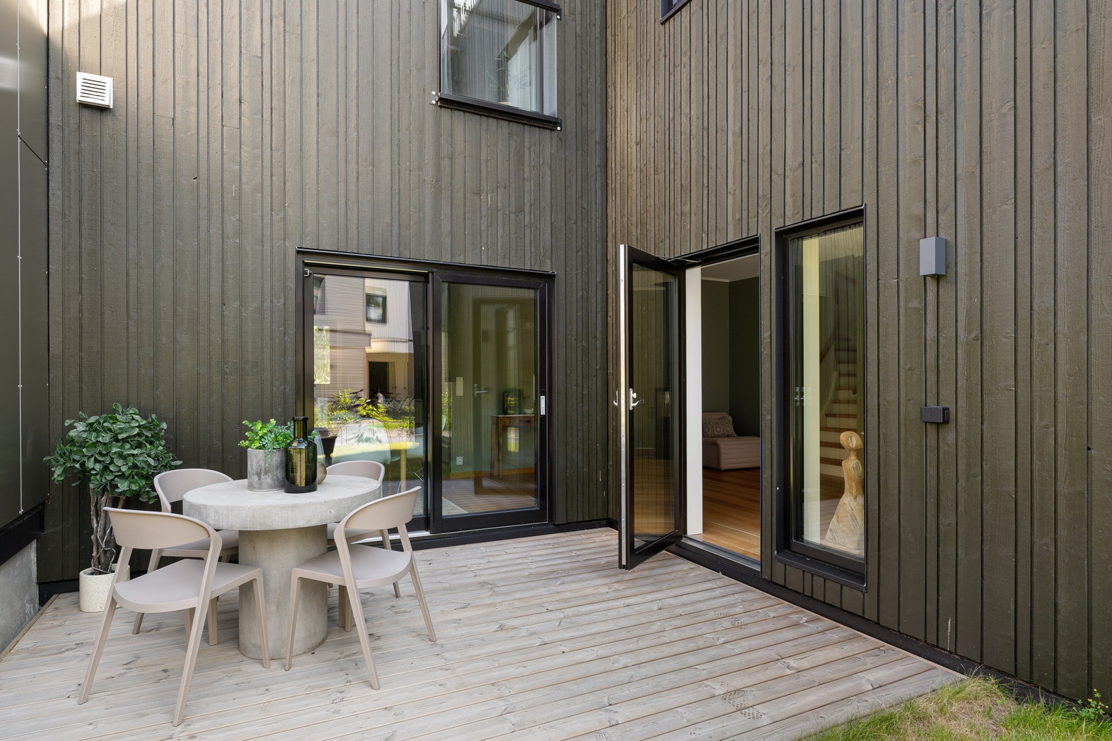Fra stuen har man adkomst til en skjermet markterrasse og privat uteareal. Galleribilde