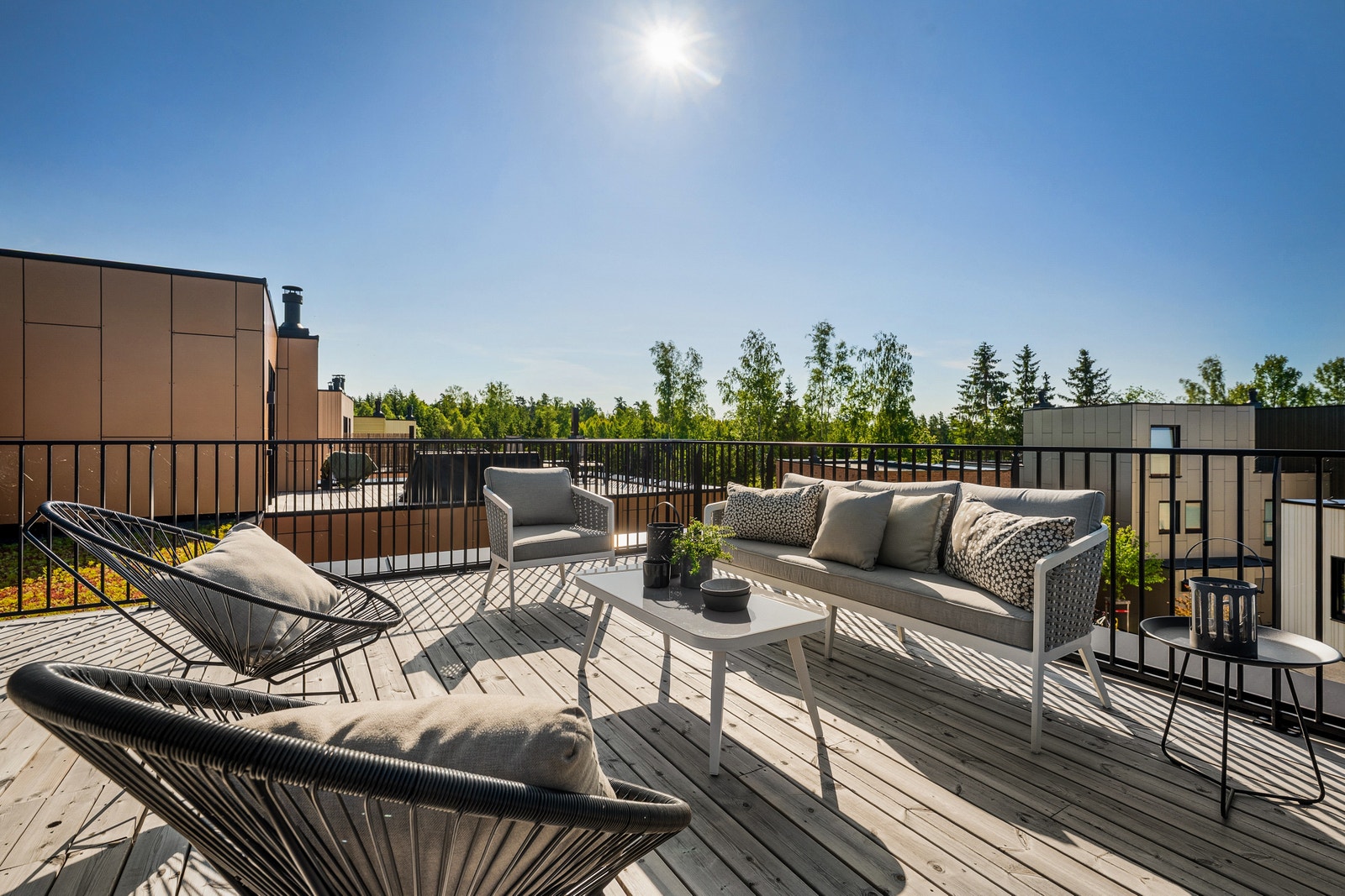 Velkommen til denne flotte boligen over tre plan med solrik, privat takterrasse på 33 kvm. Galleribilde