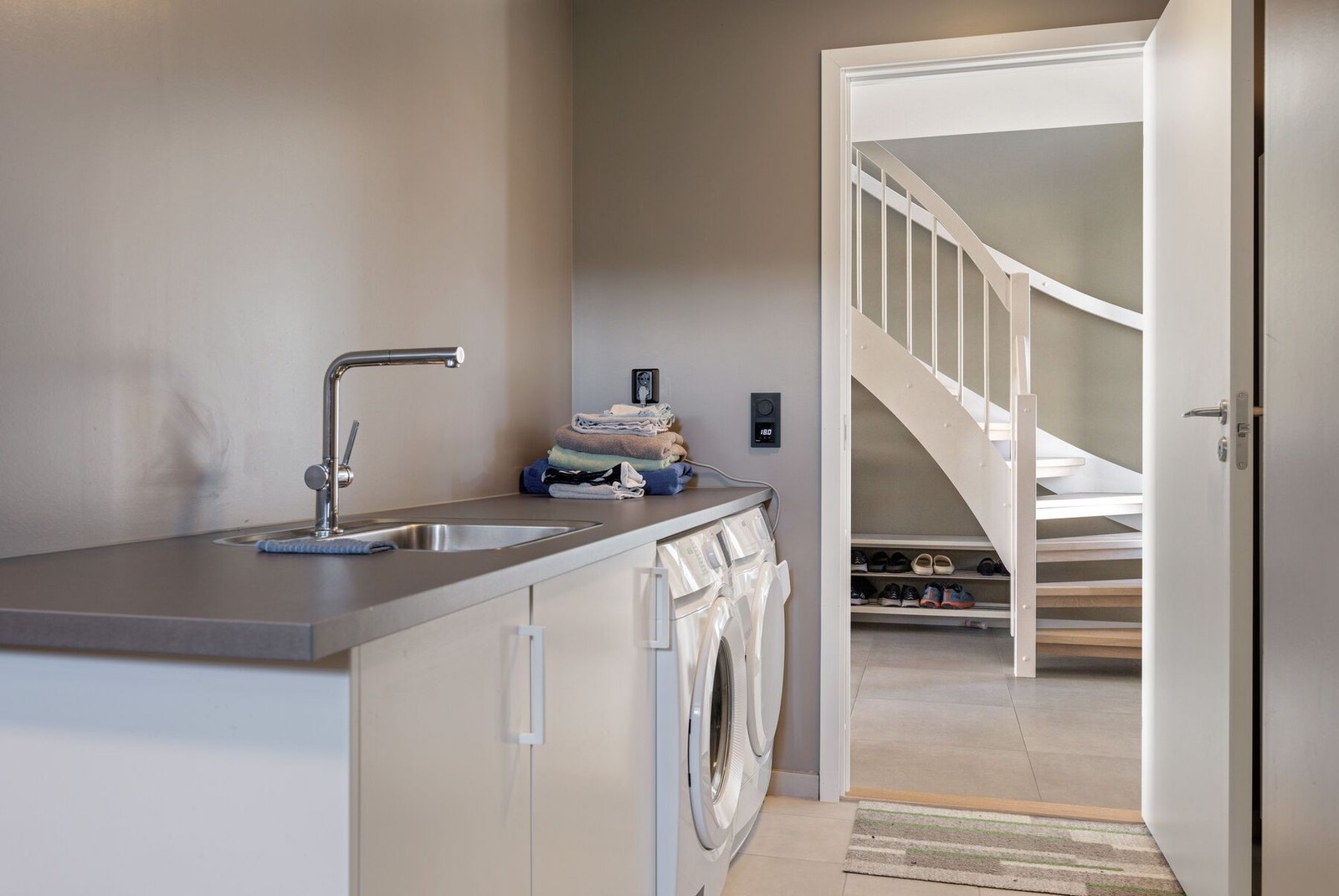 Romslig vaskerom/teknisk rom på hele 14 kvm. Egen inngang. Galleribilde