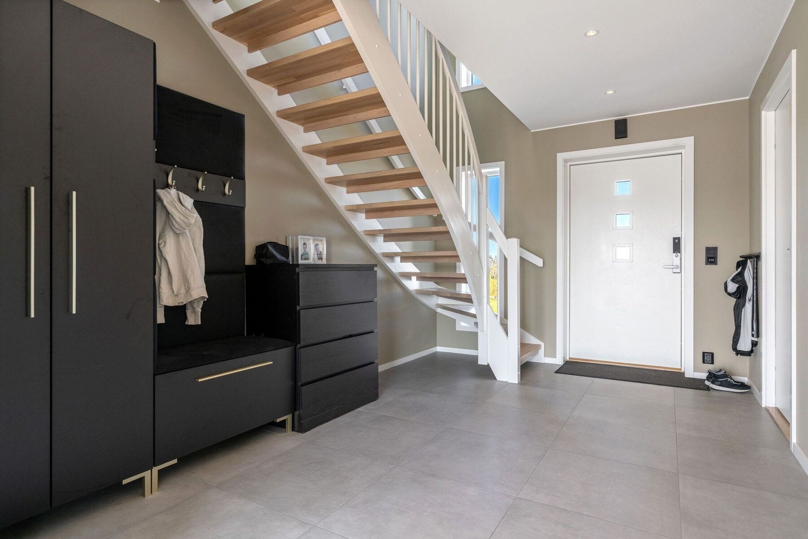 God plass til oppbevaring av klær og sko Galleribilde