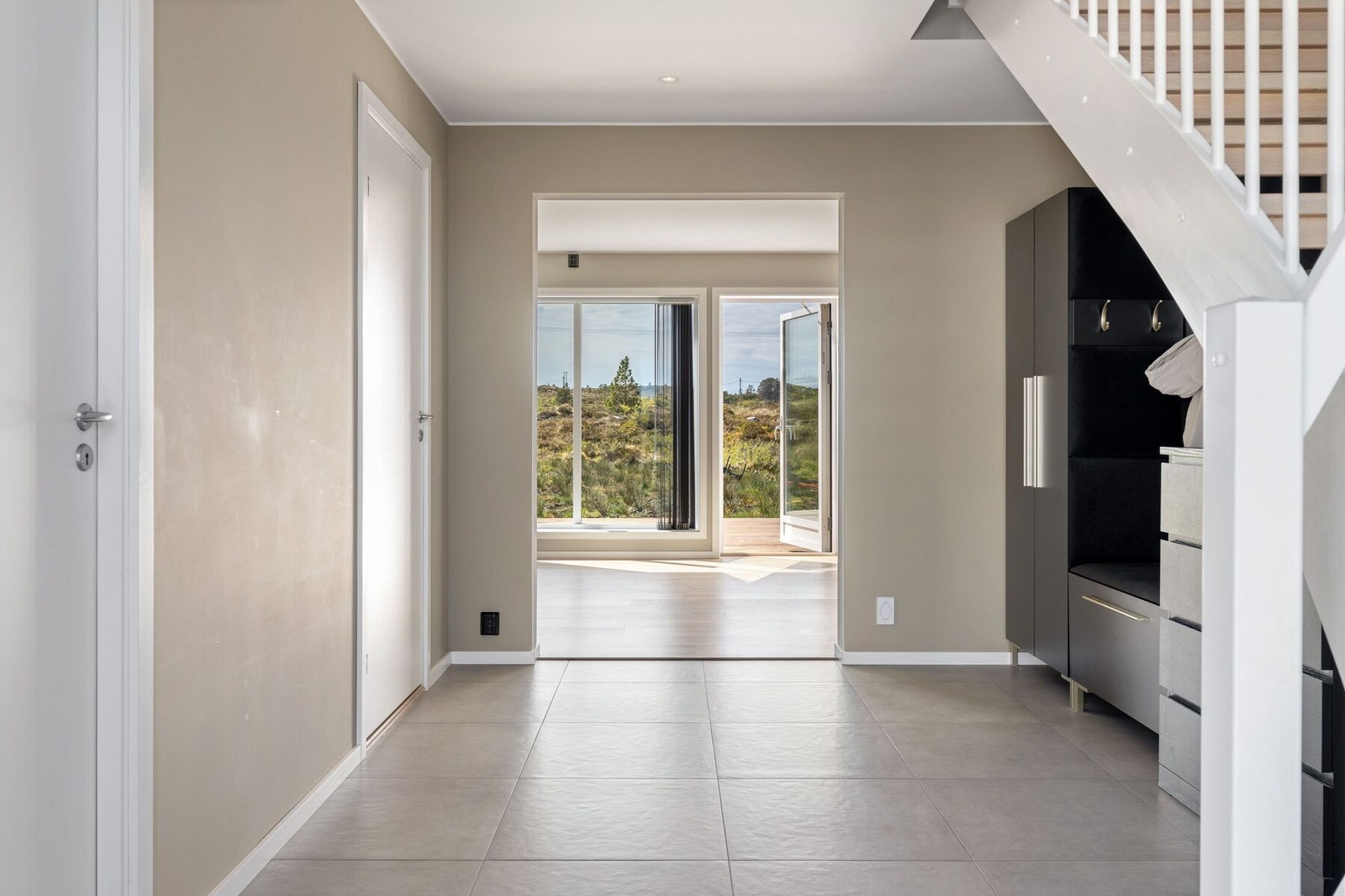 Innbydende og flislagt entré/hall med trapp til 2. etasje Galleribilde