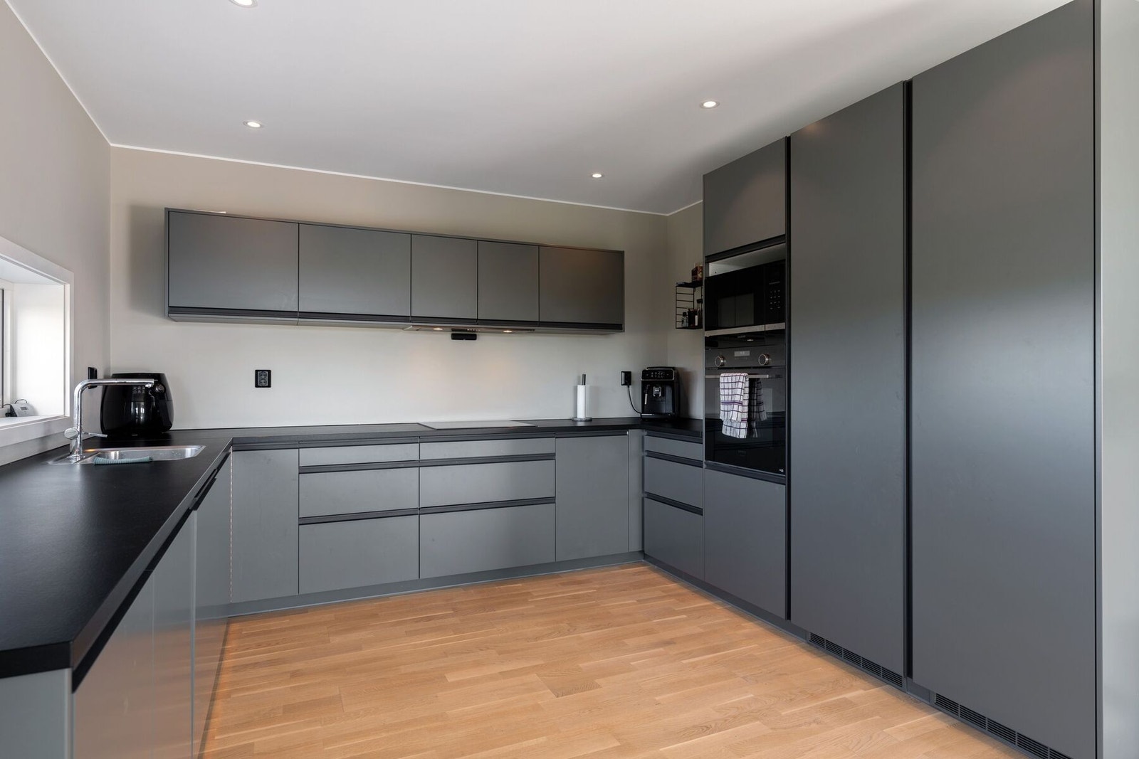 Her finner man integrert steketopp, stekeovn, oppvaskmaskin, mikrobølgeovn og kjøleskap Galleribilde