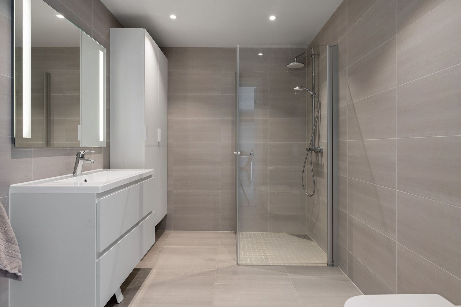 Flott, flislagt bad i 2. etasje Galleribilde