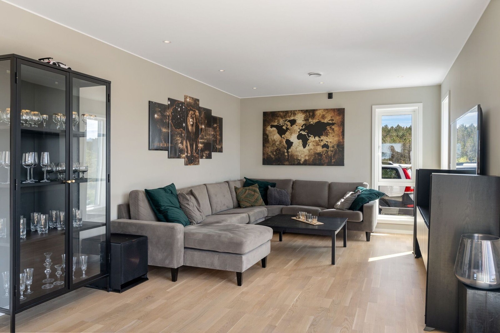 Lys, luftig og åpen stue-/kjøkkenløsning Galleribilde