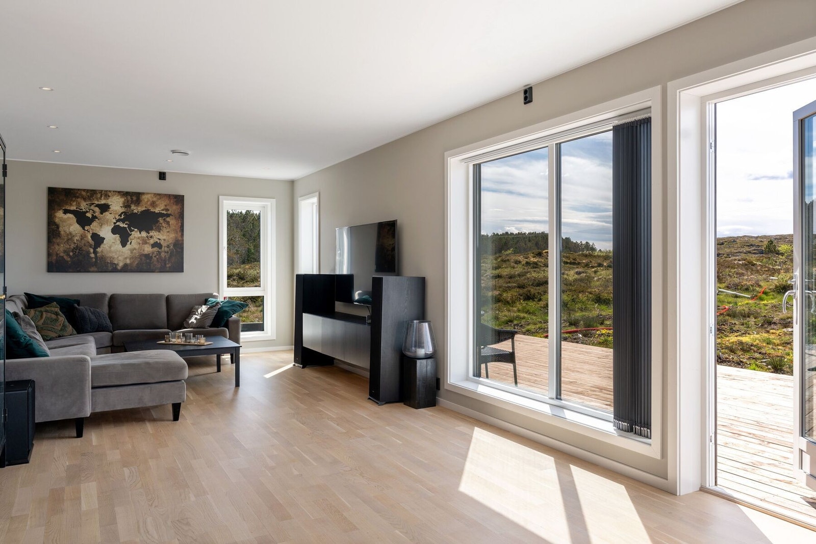 Stuen kan by på store vindusflater. Dette gir rikelig med lysinnslipp og skaper en romslig romfølelse Galleribilde