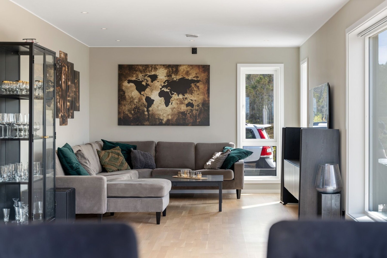 Her har man god plass til sofagruppe, spisebord, TV og diverse oppbevaringsmøblement Galleribilde