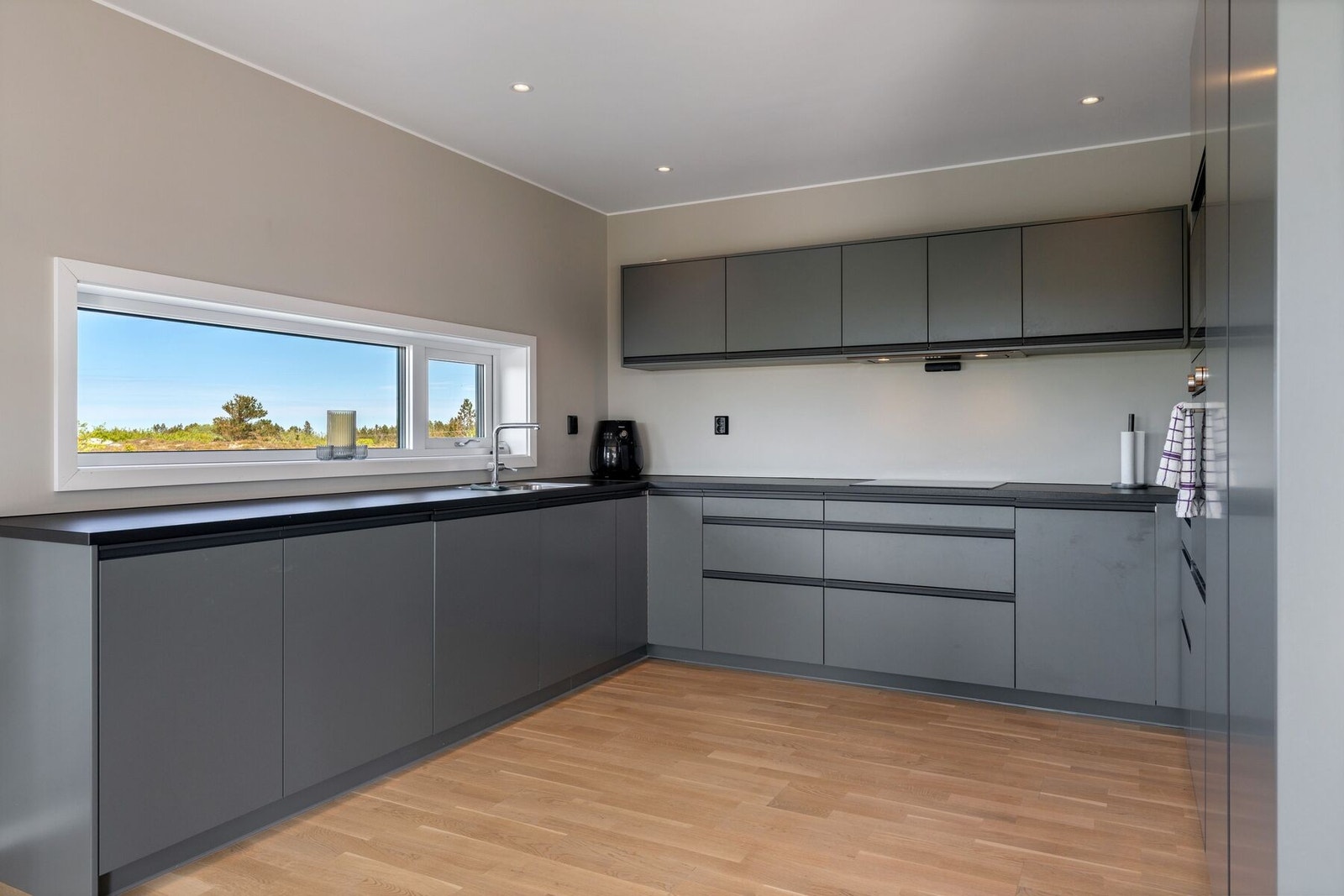 Flott kjøkken med mye skap- og benkeplass Galleribilde