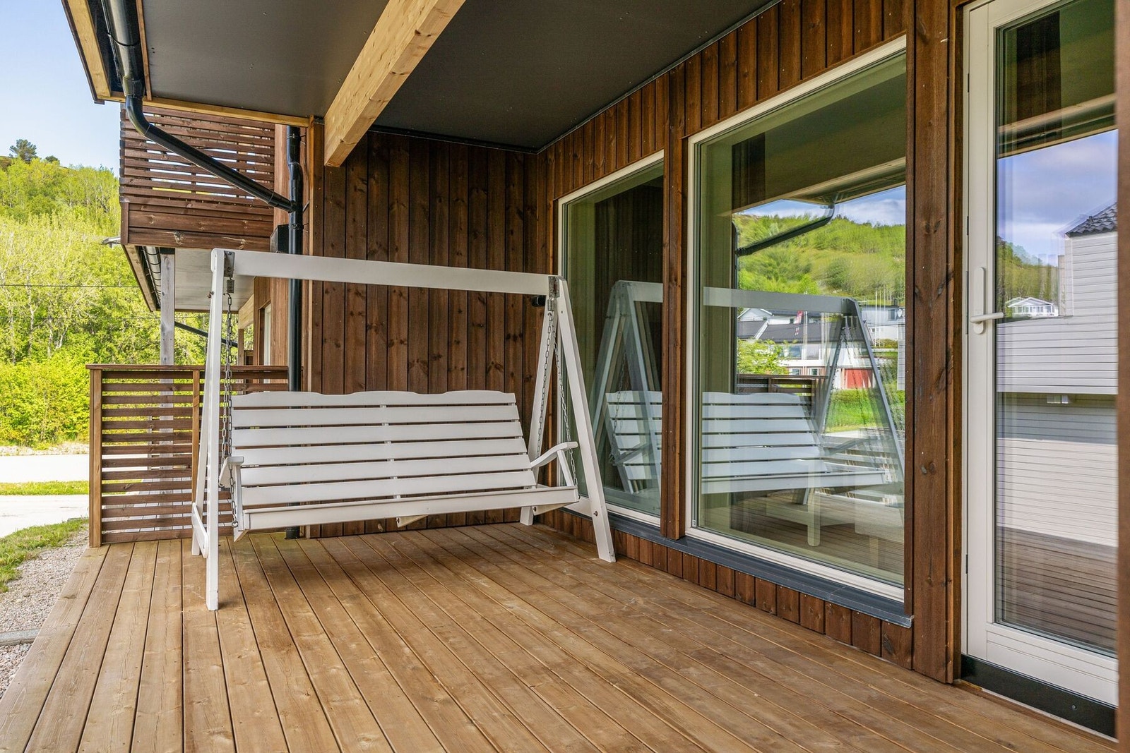 Romslig terrasse, med plass til utemøblement, grill m.m. Galleribilde