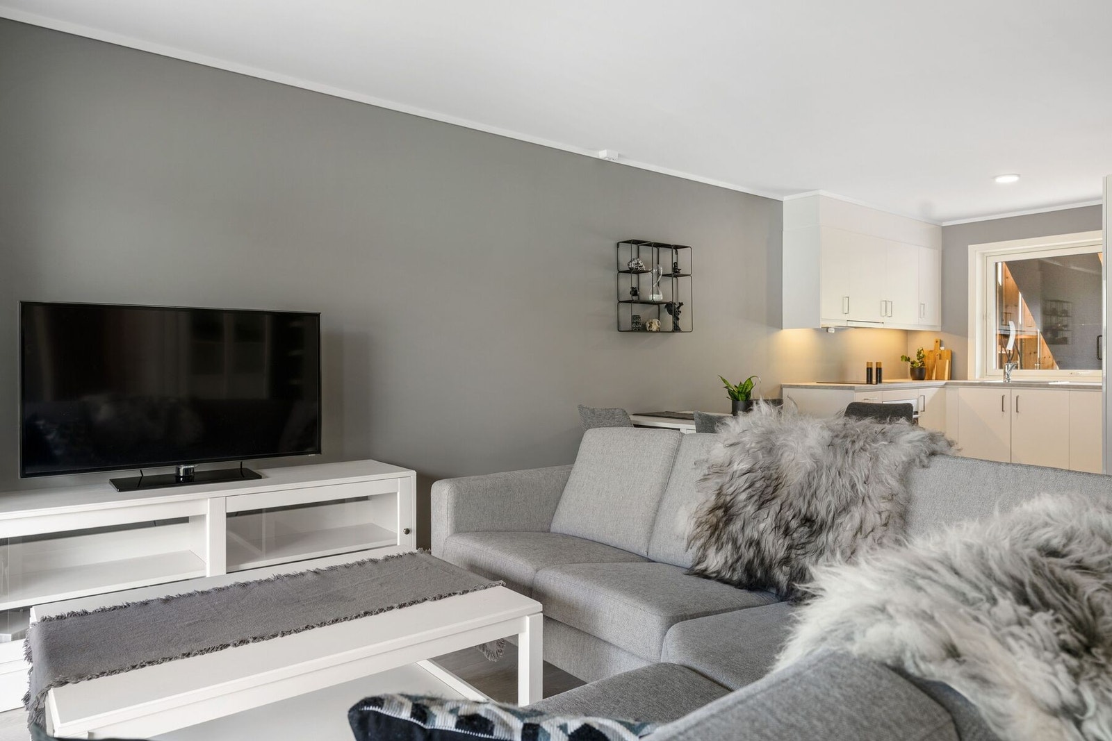 Plass til sofa, spisebord, TV og diverse oppbevaringsmøblement Galleribilde