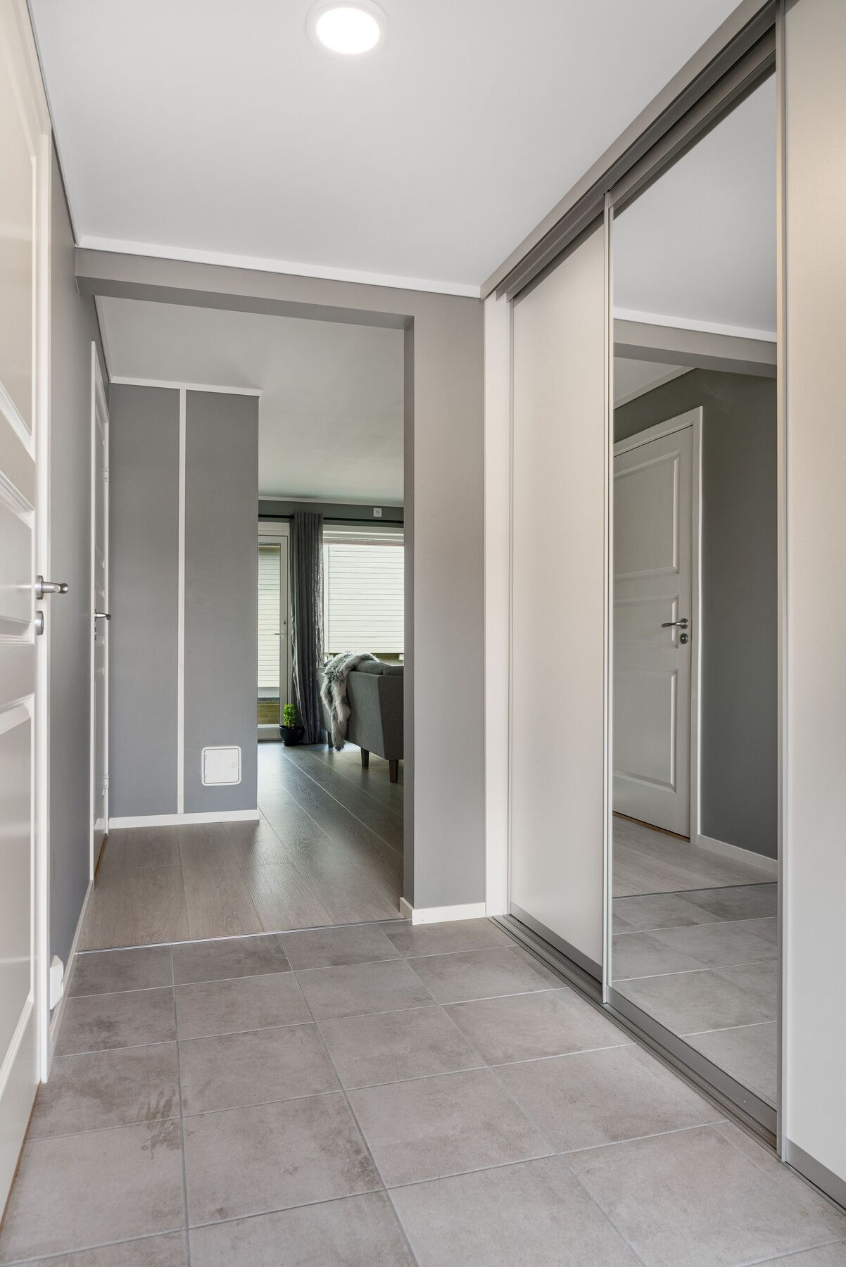 Entré med romslig skyvedørsgarderobe Galleribilde