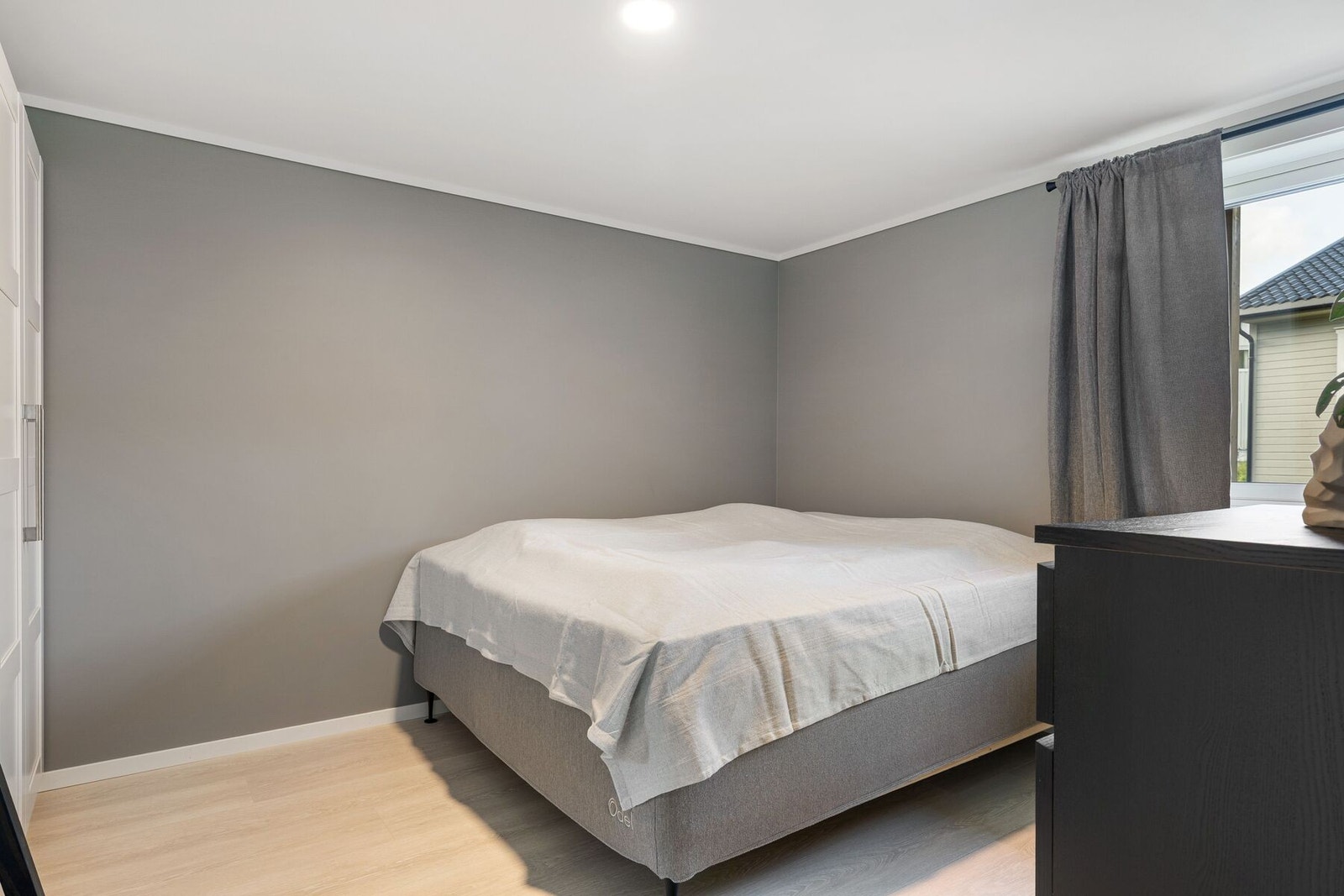 Romslig hovedsoverom med plass til dobbeltseng, nattbord, garderobe m.m. Galleribilde