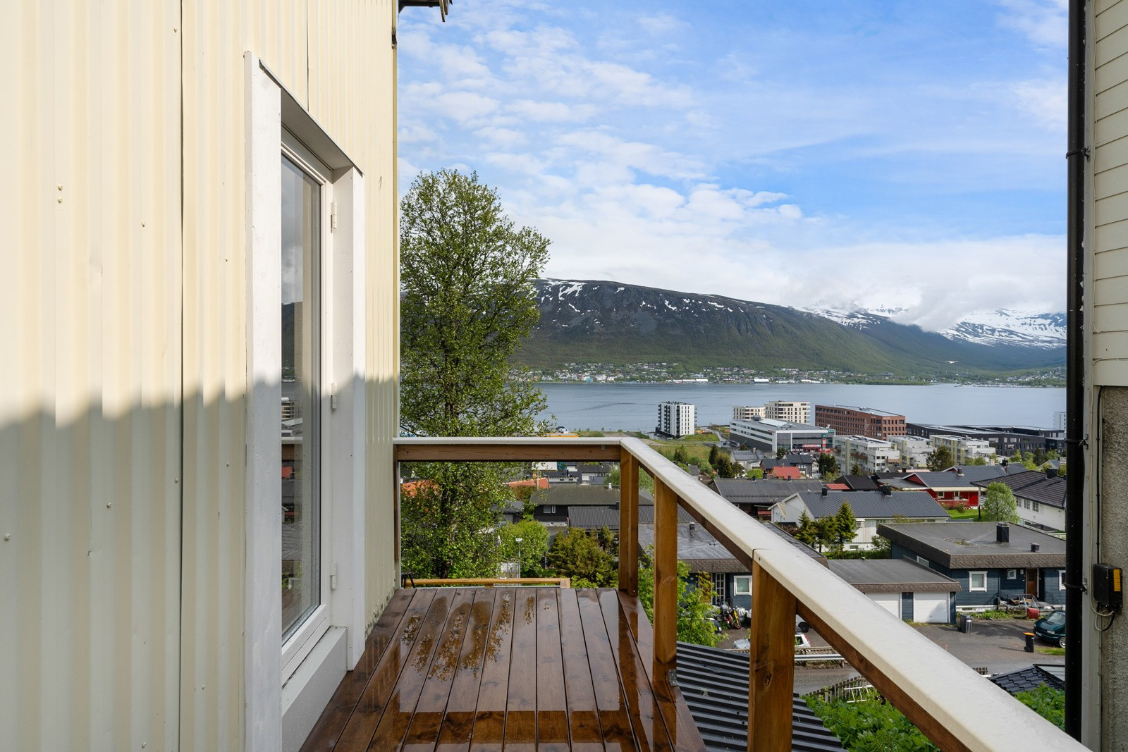 Fra stue er det utgang til sørvendt balkong med fine utsiktsforhold!