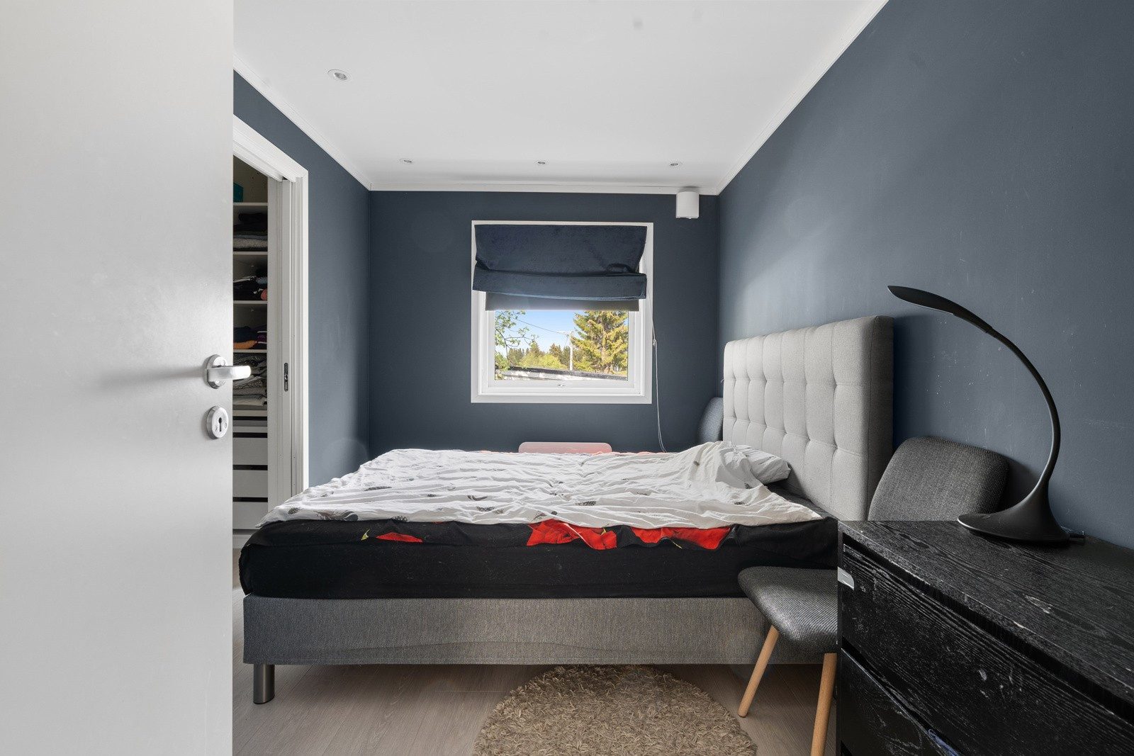To soverom i hovedetasjen. Romslig hovedsoverom med adkomst til walk-in-garderobe.