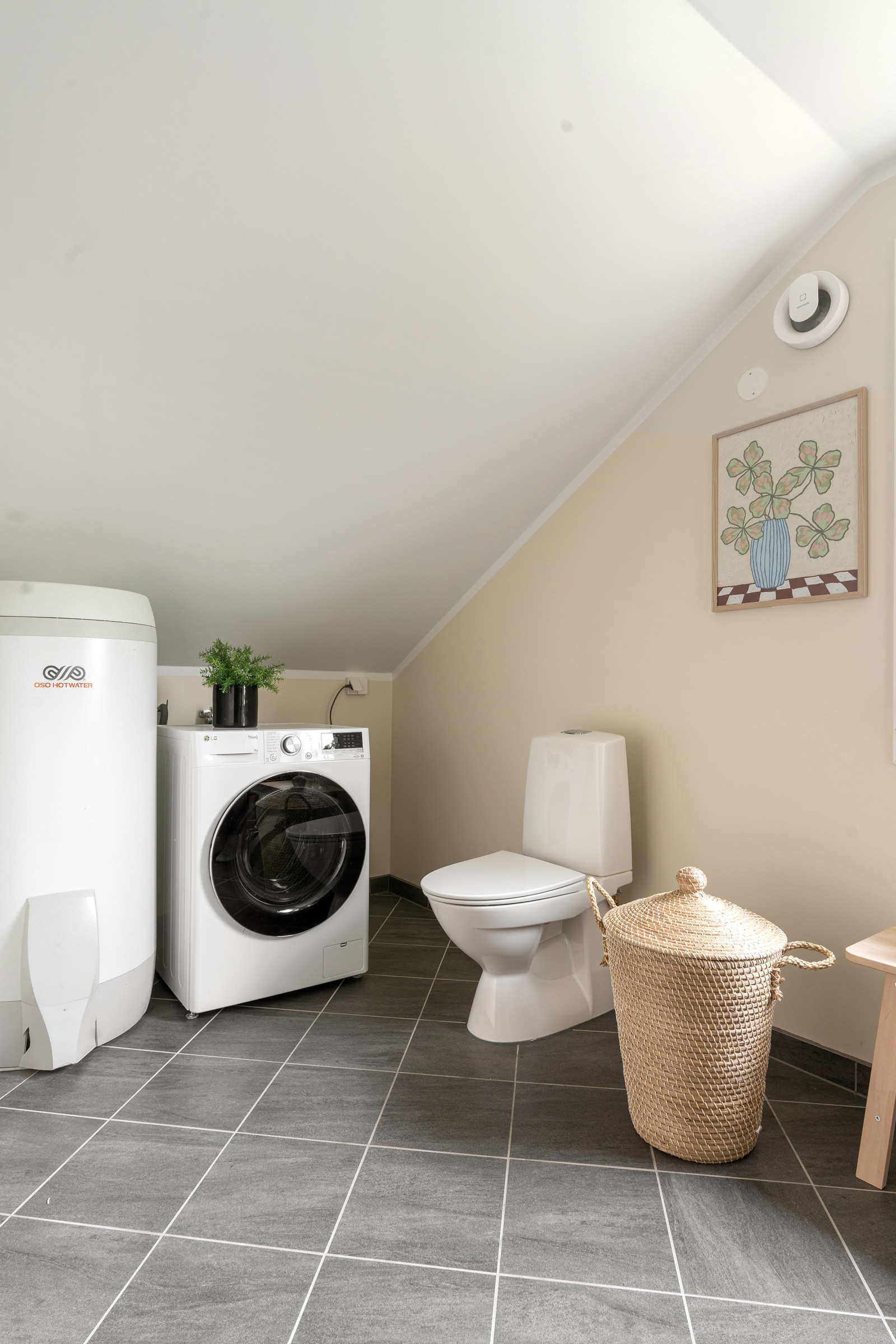 Badet har baderomsinnredning med nedfelt servant, speilskap, stort dusjkabinett, toalett og opplegg for vaskemaskin.
