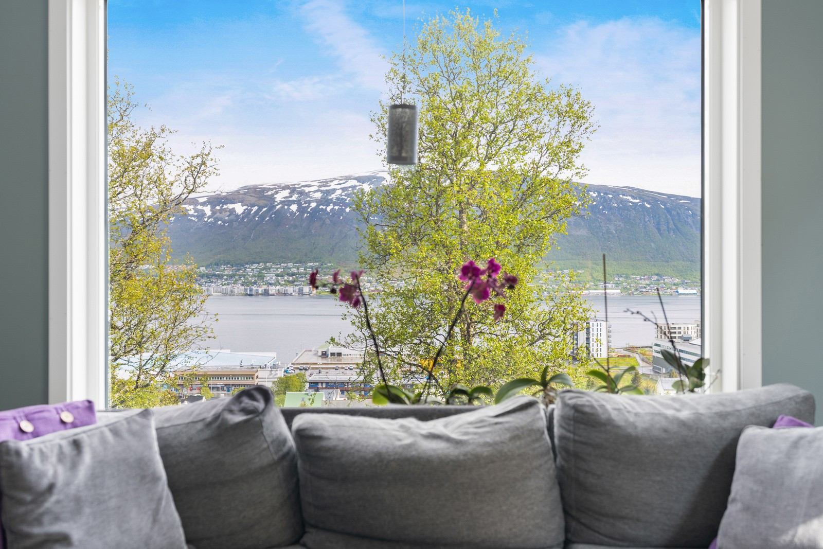God plass til sofagruppe og stort spisebord.