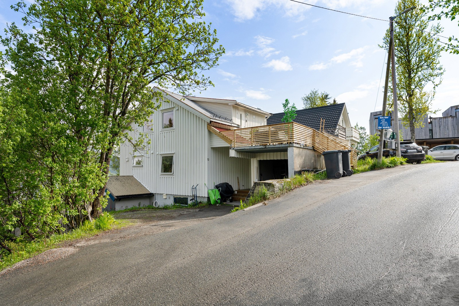 Et lite sameie med 3 seksjoner. Denne seksjon ligger i de to øverste etasjene.